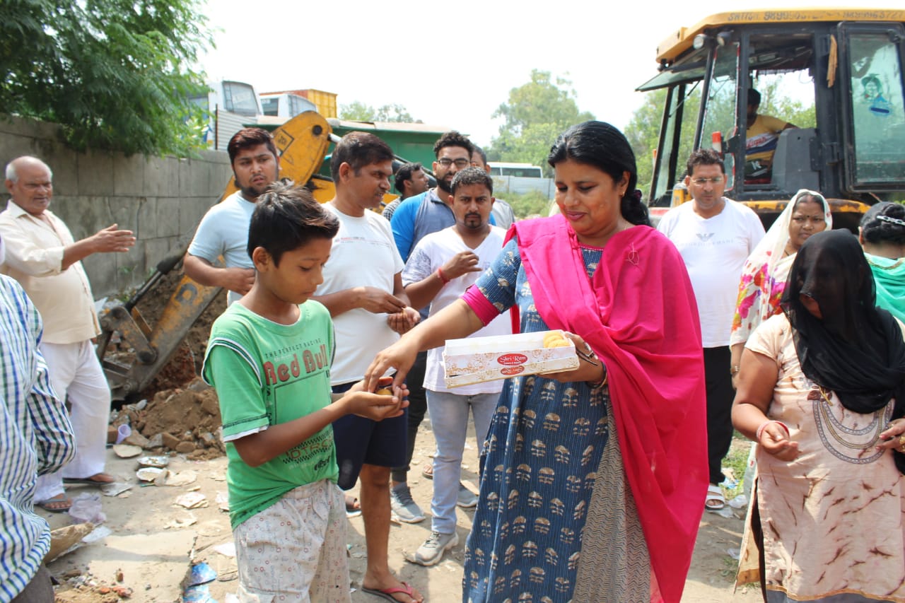 councilor Kumari Rinku laid foundation stone for community building in Nandanagri Block E-4