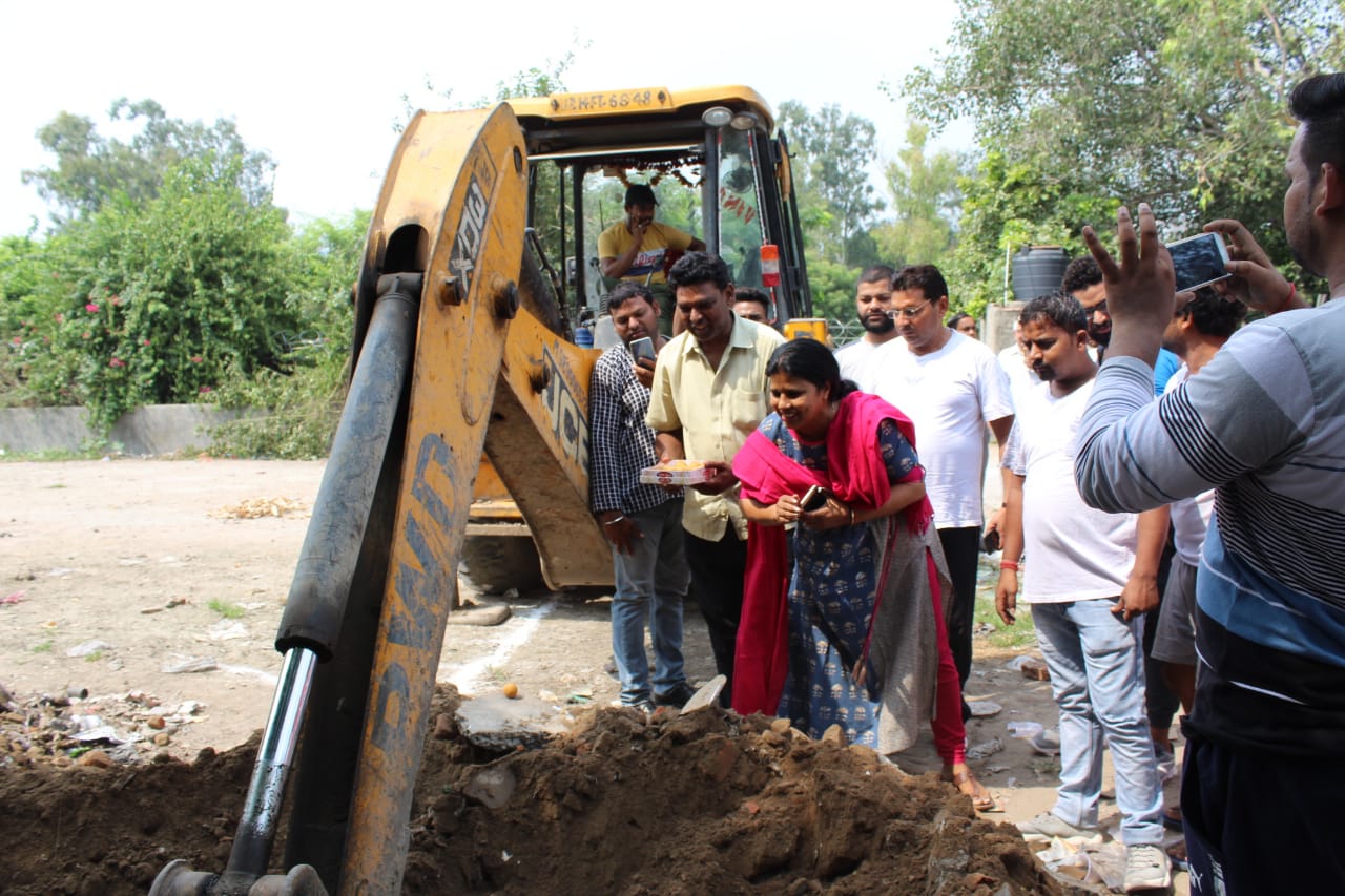 councilor Kumari Rinku laid foundation stone for community building in Nandanagri Block E-4