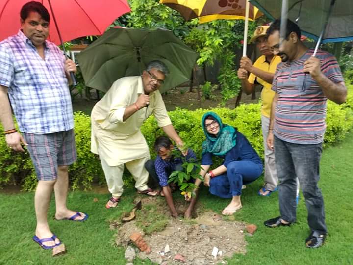 Environmentalist Om Raizayada spreading awareness by distributing cloth bags on World Environment Day