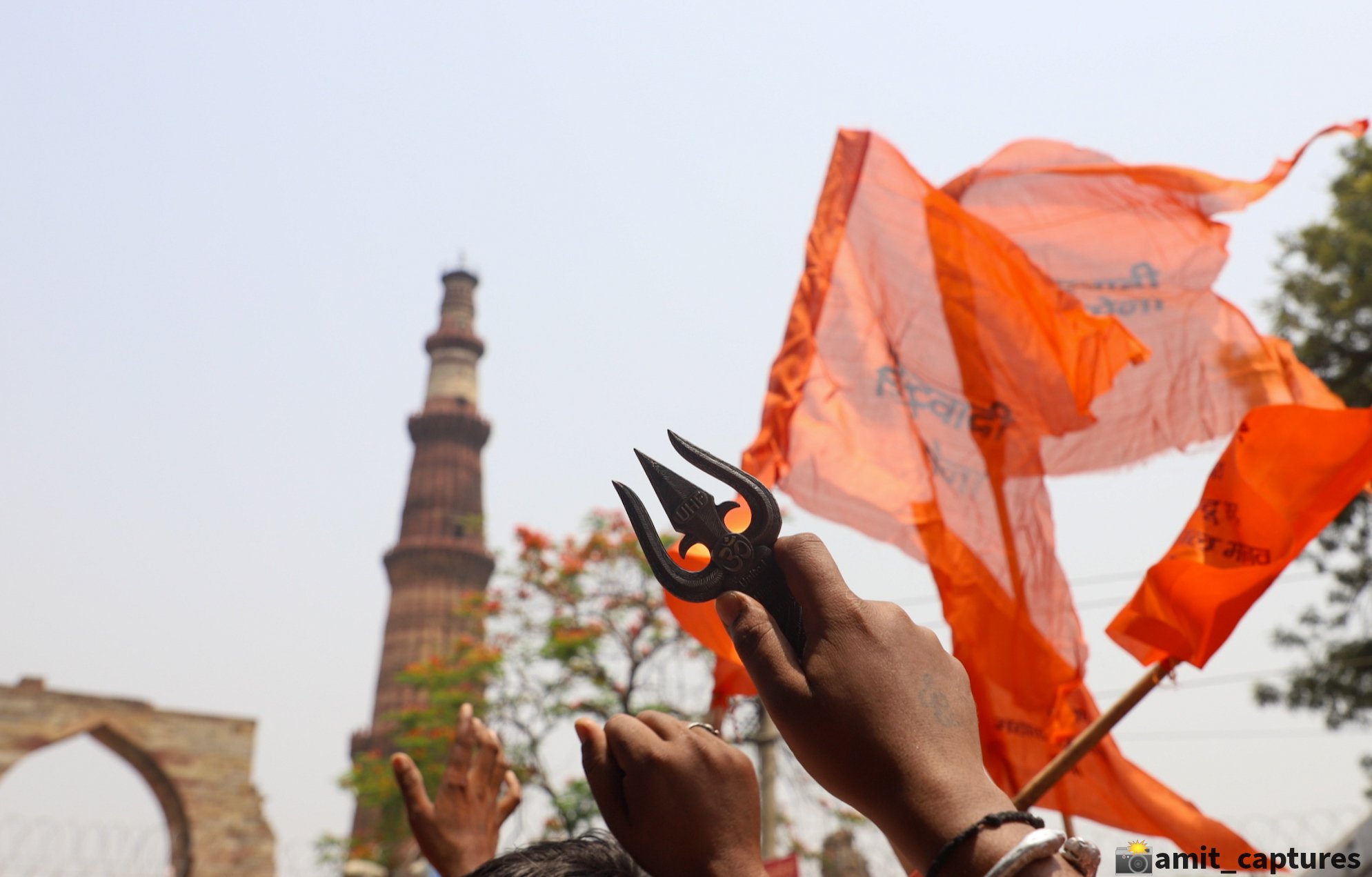 Recites Hanuman Chalisa near Qutub Minar