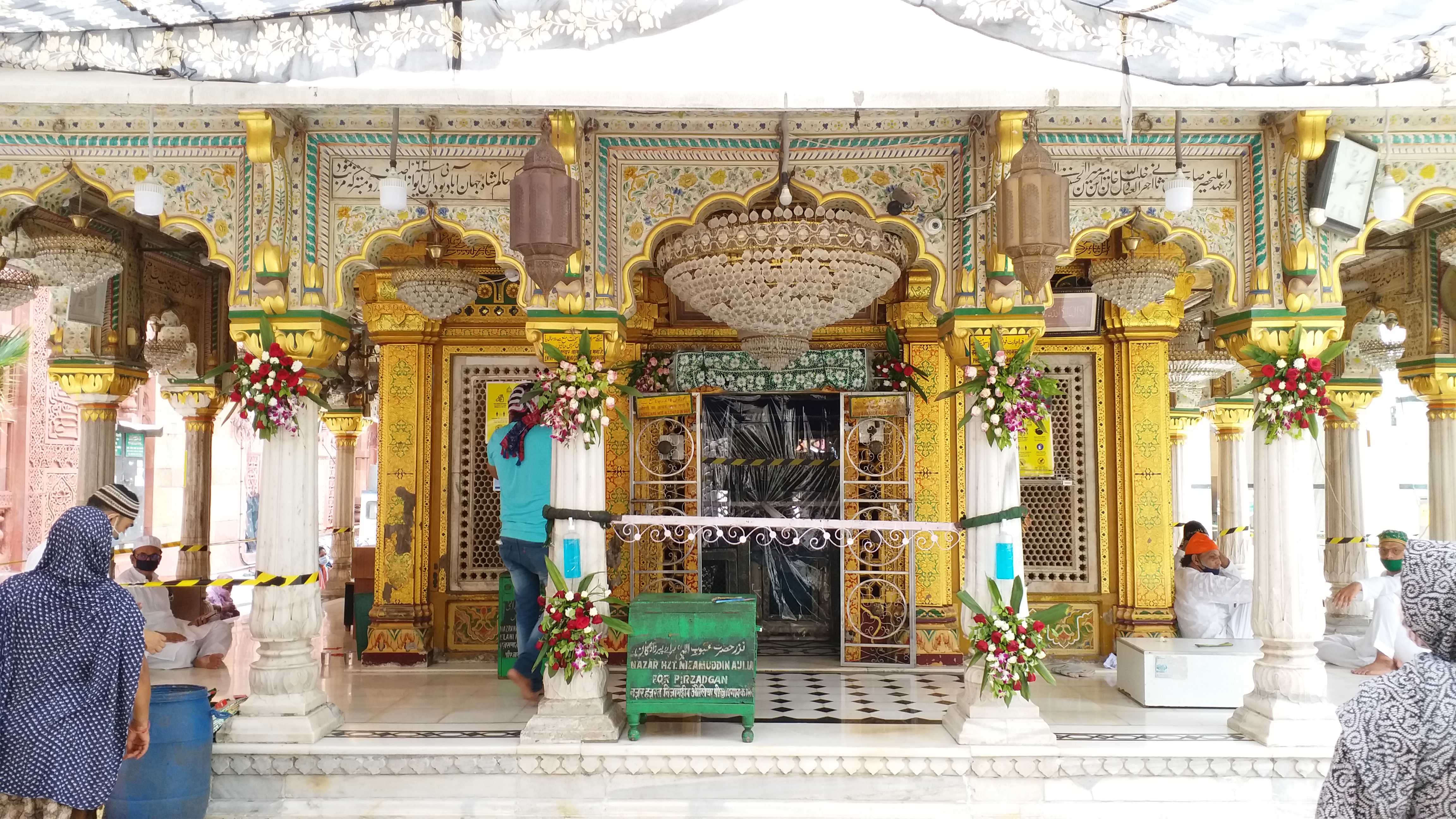 flower sellers outside dargah hazrat nizamuddin suffer from economic crisis due to corona in delhi