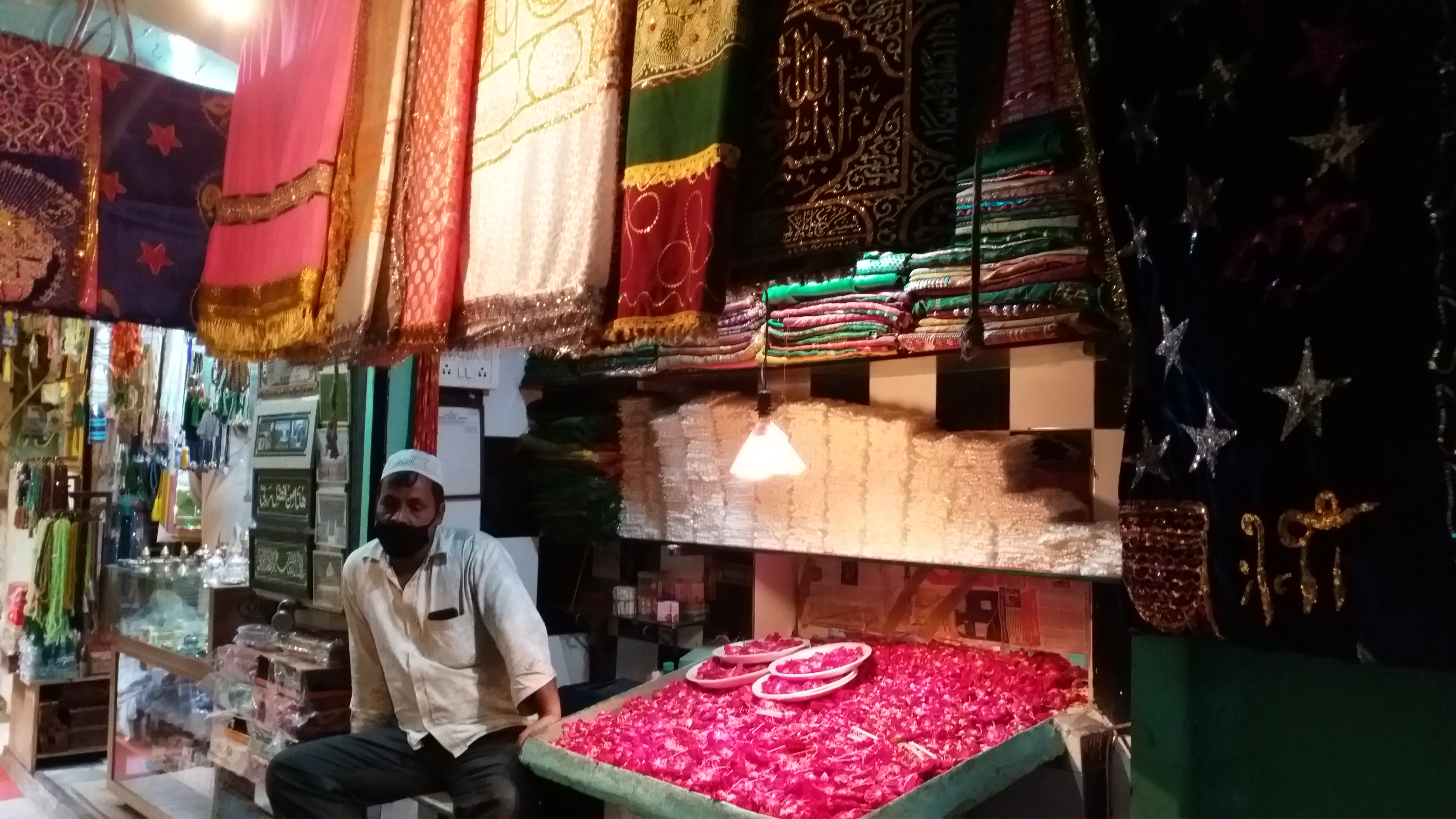 flower sellers outside dargah hazrat nizamuddin suffer from economic crisis due to corona in delhi