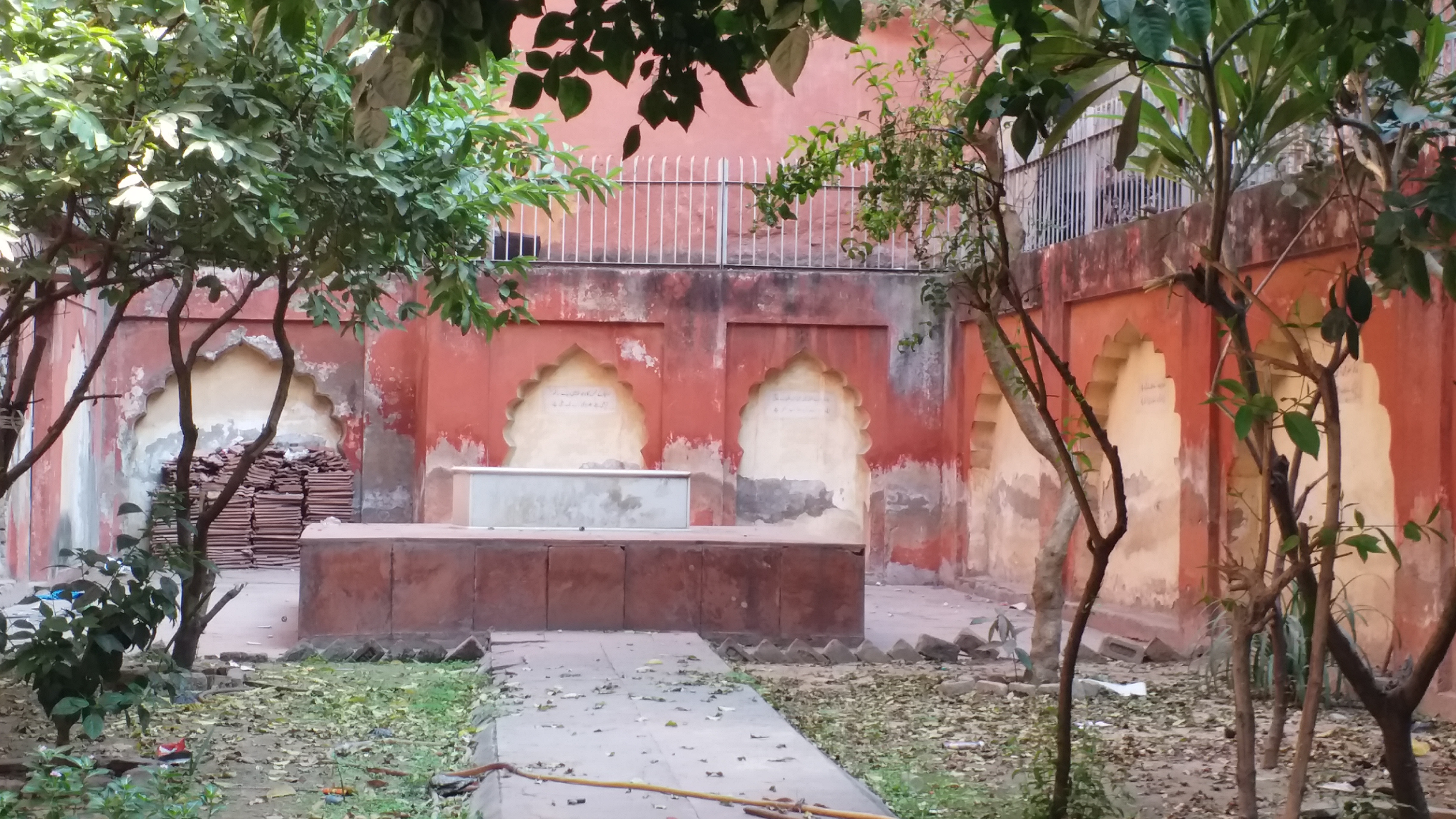 ibrahim zauq graveyard pathetic condition in delhi