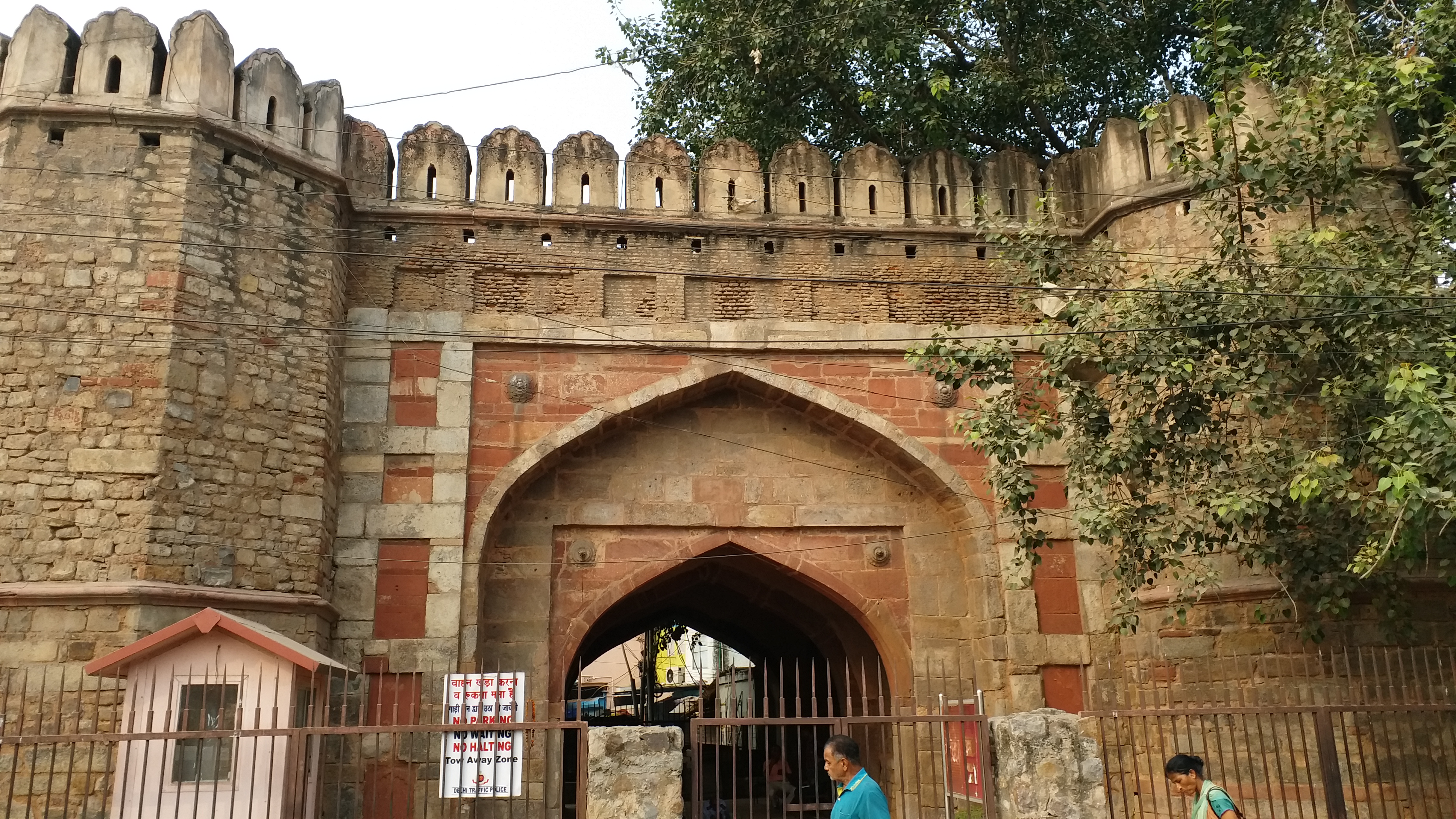 mohalla kabristan in purani delhi