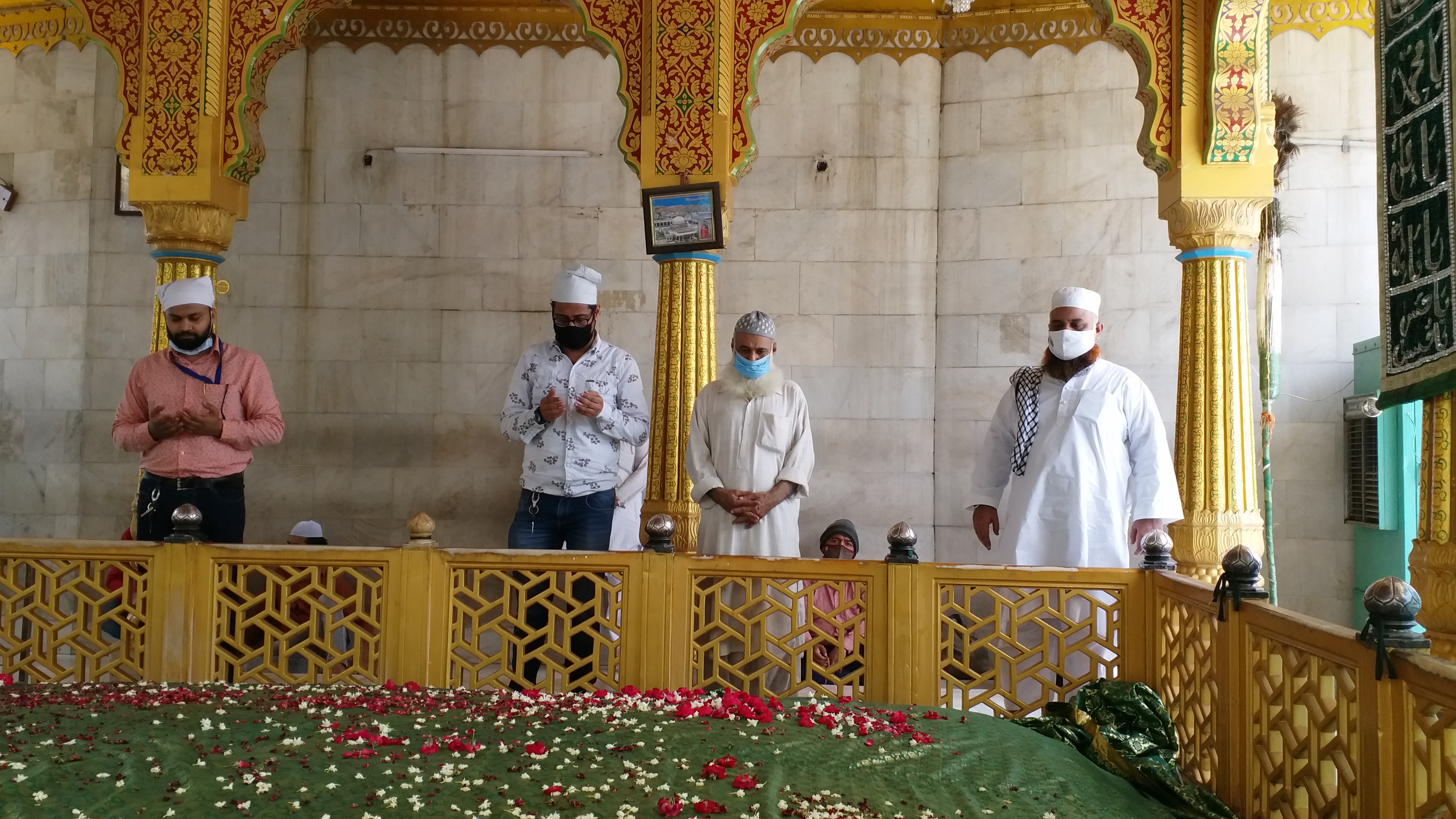 dua for protection from coronavirus in dargah khwaja qutbuddin bakhtiyar kaki delhi