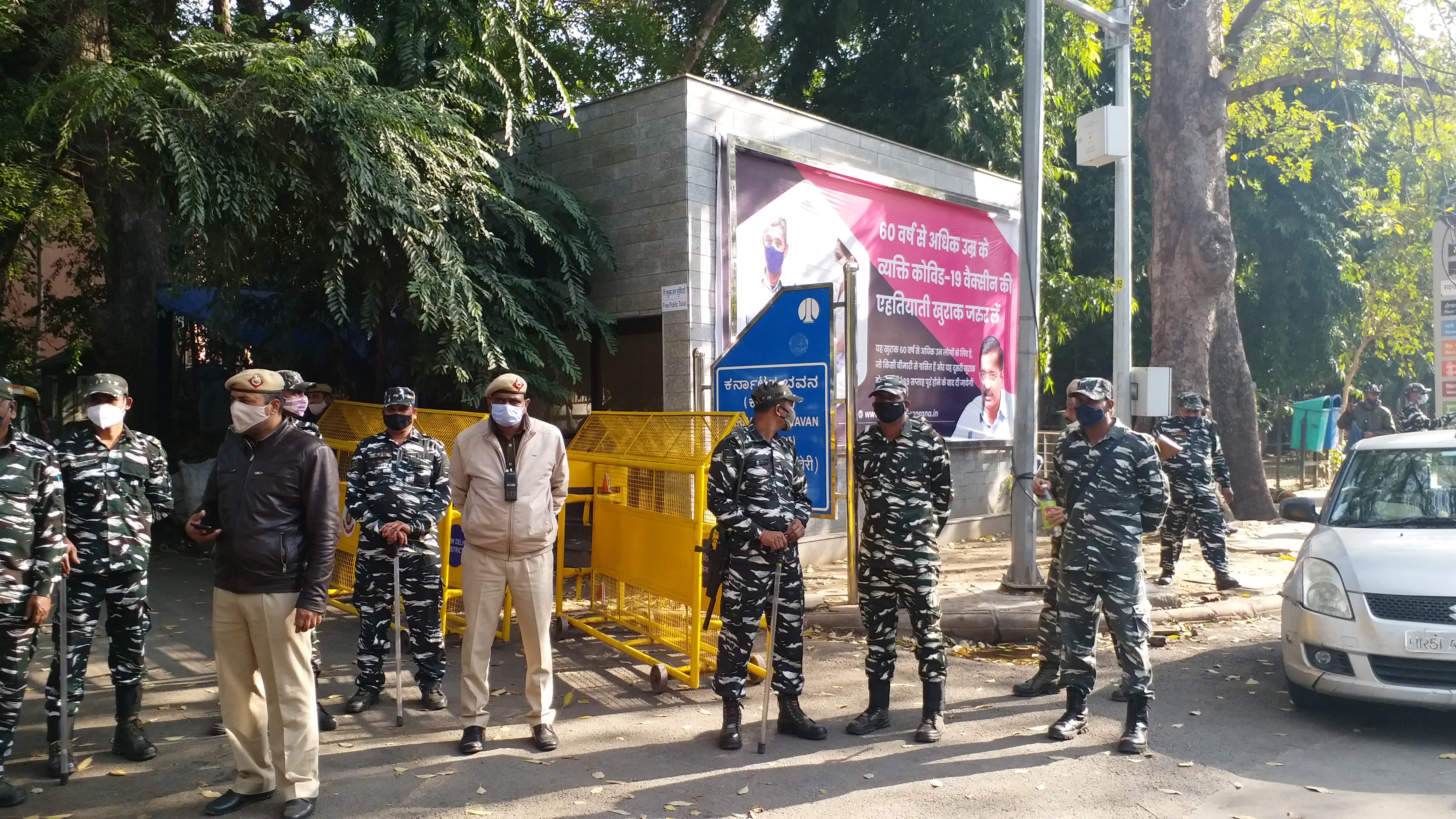 Police Detained students to protest, Police Detained students to protest outside Karnataka Bhawan, Karnataka hijab row, Karnataka hijab row news, ವಿದ್ಯಾರ್ಥಿಗಳನ್ನು ವಶಕ್ಕೆ ಪಡೆದ ಪೊಲೀಸರು, ಕರ್ನಾಟಕ ಭವನದ ಮುಂದೆ ವಿದ್ಯಾರ್ಥಿಗಳನ್ನು ವಶಕ್ಕೆ ಪಡೆದ ಪೊಲೀಸರು, ಕರ್ನಾಟಕ ಹಿಜಾಬ್​ ವಿವಾದ, ಕರ್ನಾಟಕ ಹಿಜಾಬ್​ ವಿವಾದ ಸುದ್ದಿ,