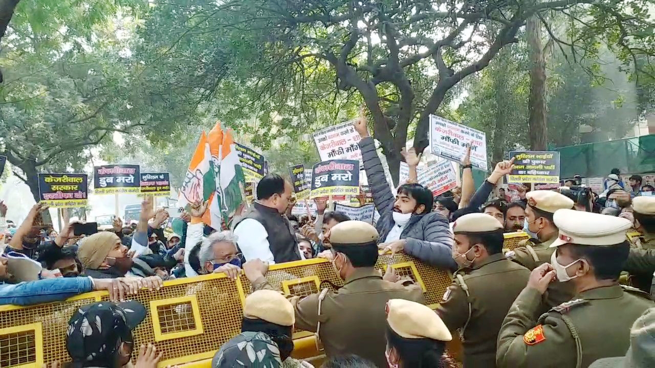 congress ex mla protest against kejriwal