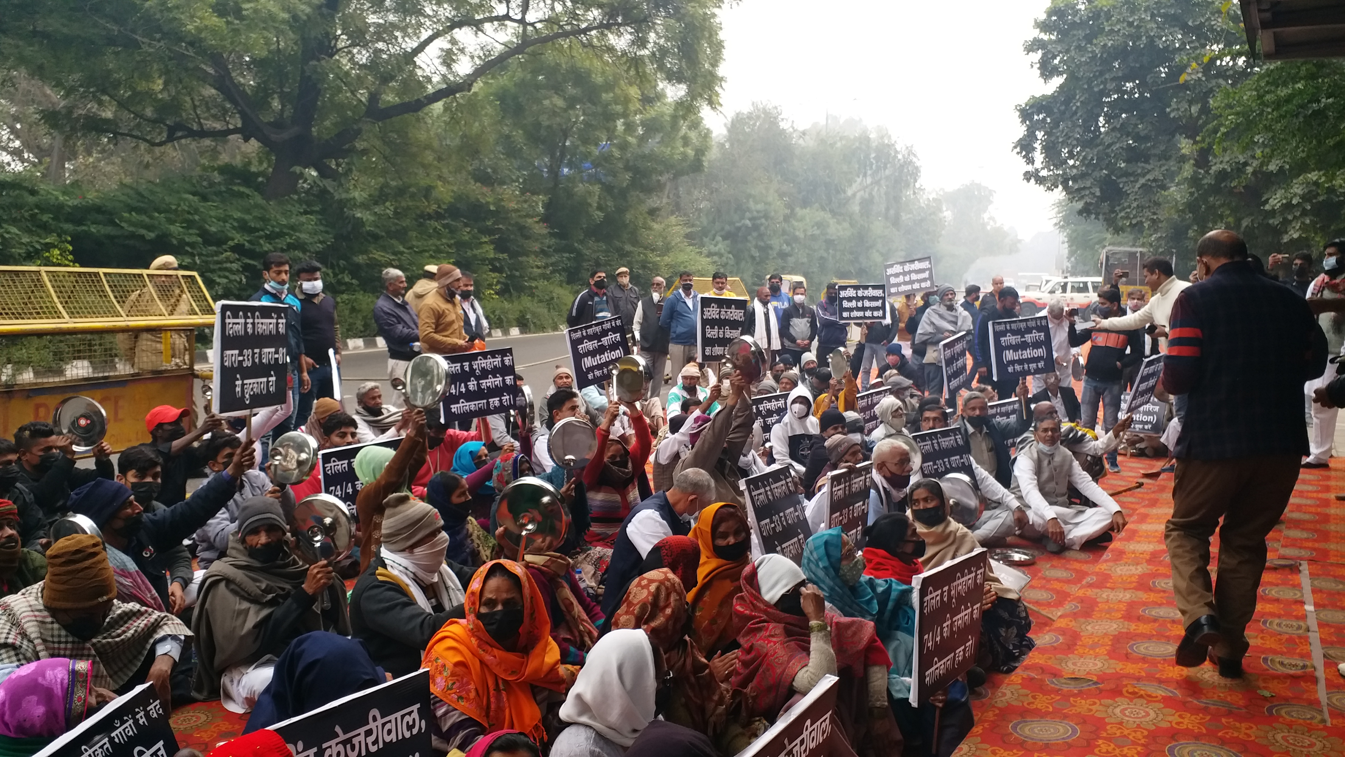 दिल्ली देहात के सैकड़ों किसान मांग रहे फसलों का मुआवजा, जमीन पर अधिकार.
