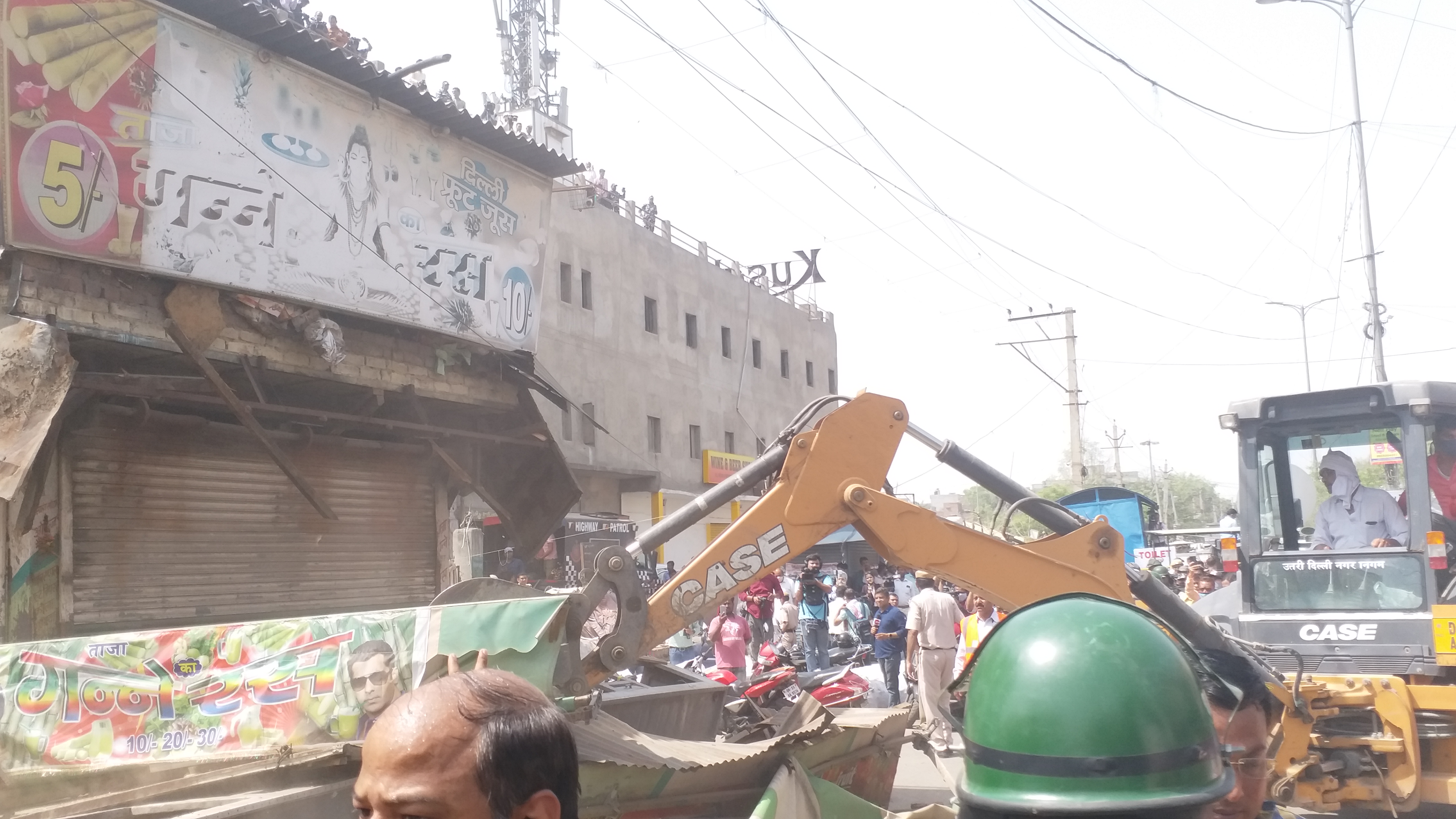 municipal-corporation-run-bulldozer-in-jahangirpuri-monitoring-area-with-drone