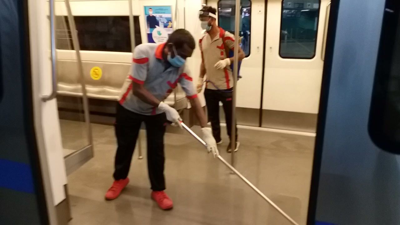 Cleanliness is being done inside the metro