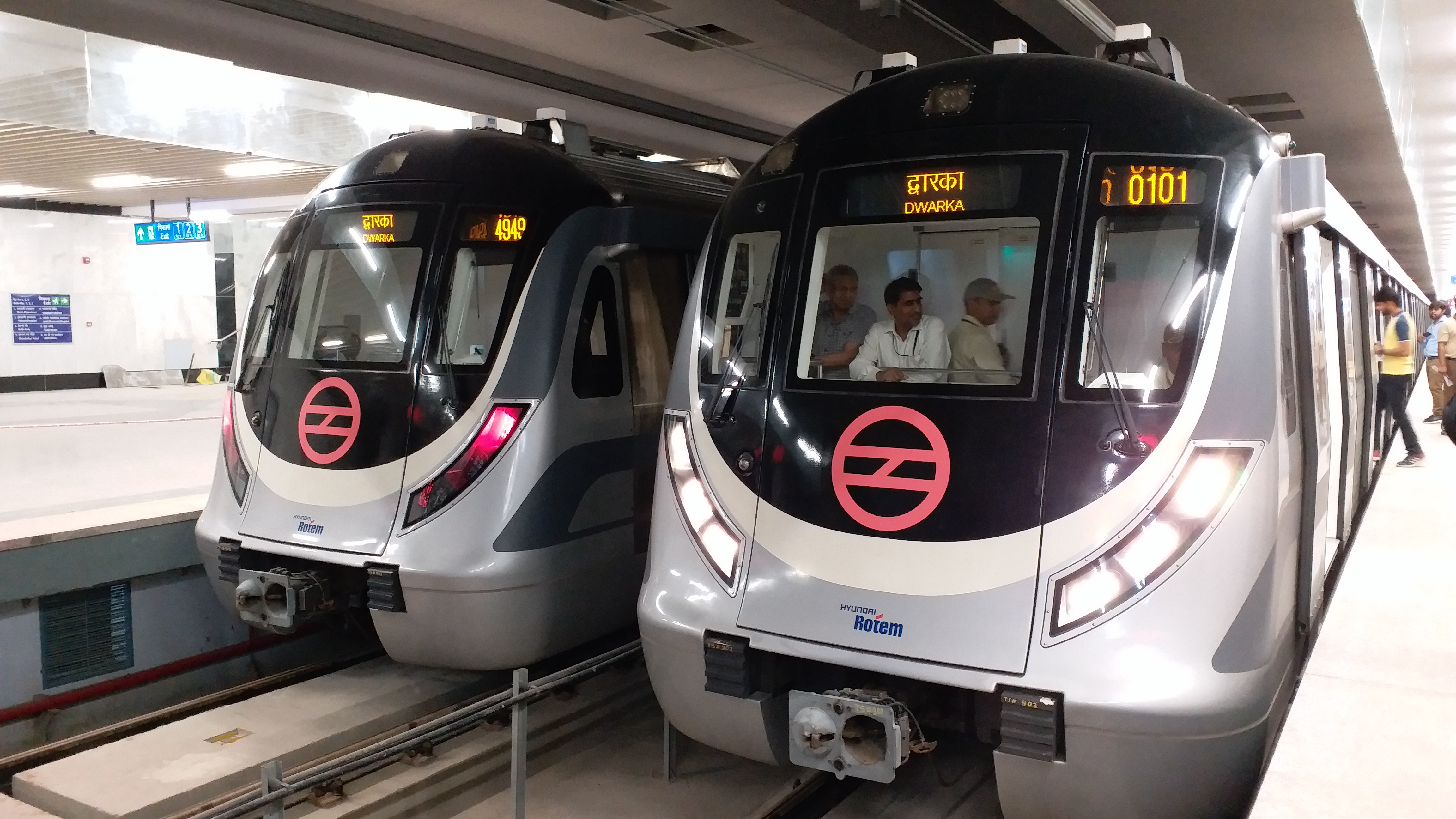 DMRC ने यात्रियों से अपील की है कि वह आवश्यक होने पर ही मेट्रो से सफर करें.