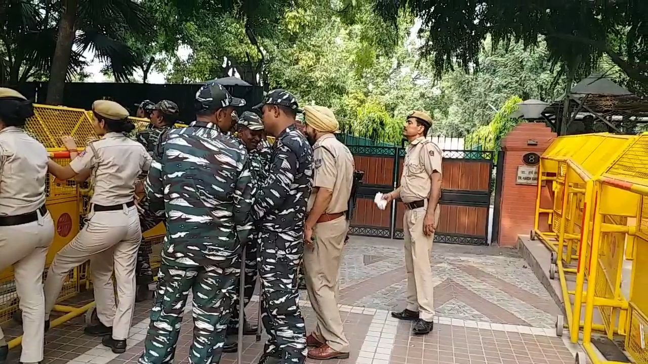 nursing officers protest at health minister harshvardhan house for renewing contract