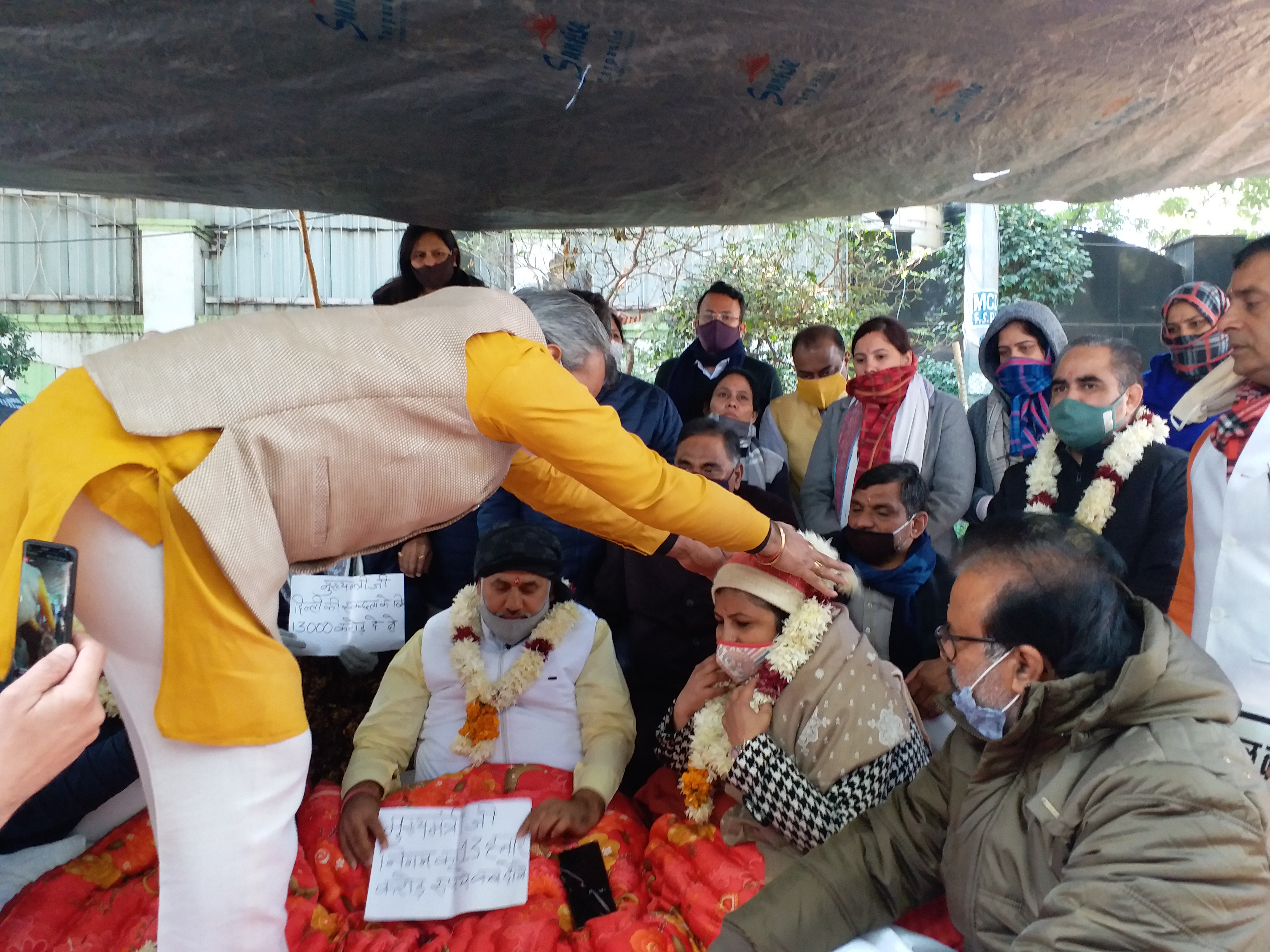 bjp hunger strike outside kejriwal house