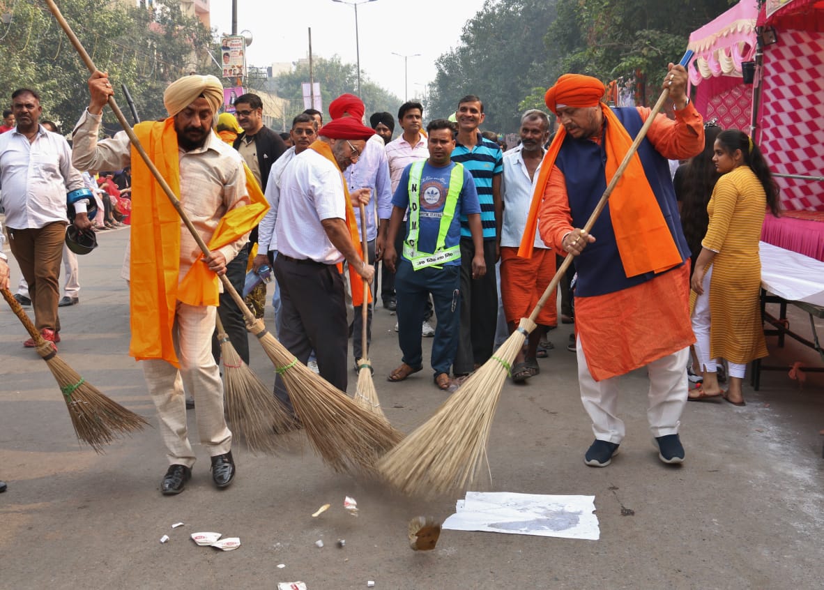 north Mayor Avtar Singh distributed 550 kg laddu on occasion of 550th Prakash Parv