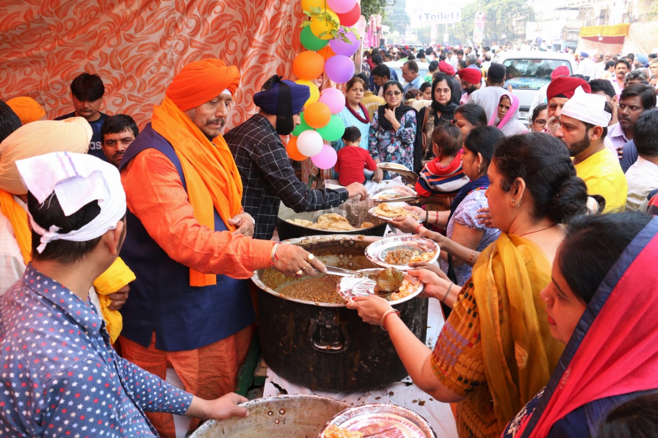 north Mayor Avtar Singh distributed 550 kg laddu on occasion of 550th Prakash Parv