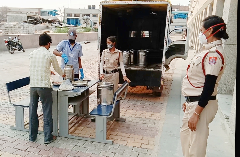 food distributed to labor in kiradi by delhi government