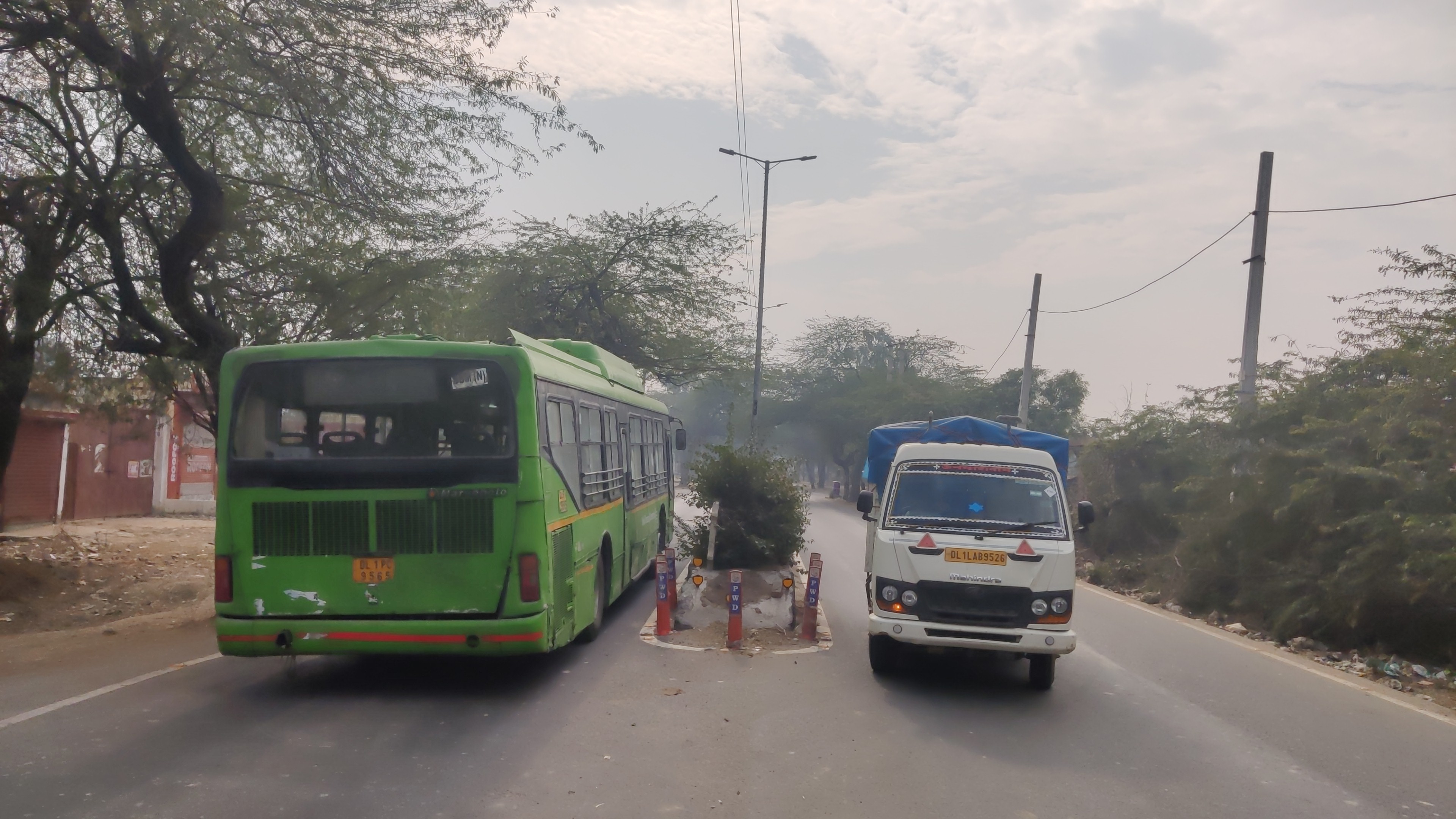 सड़क के चौड़ी न होने की वजह से बनी रहती है जाम की समस्या.