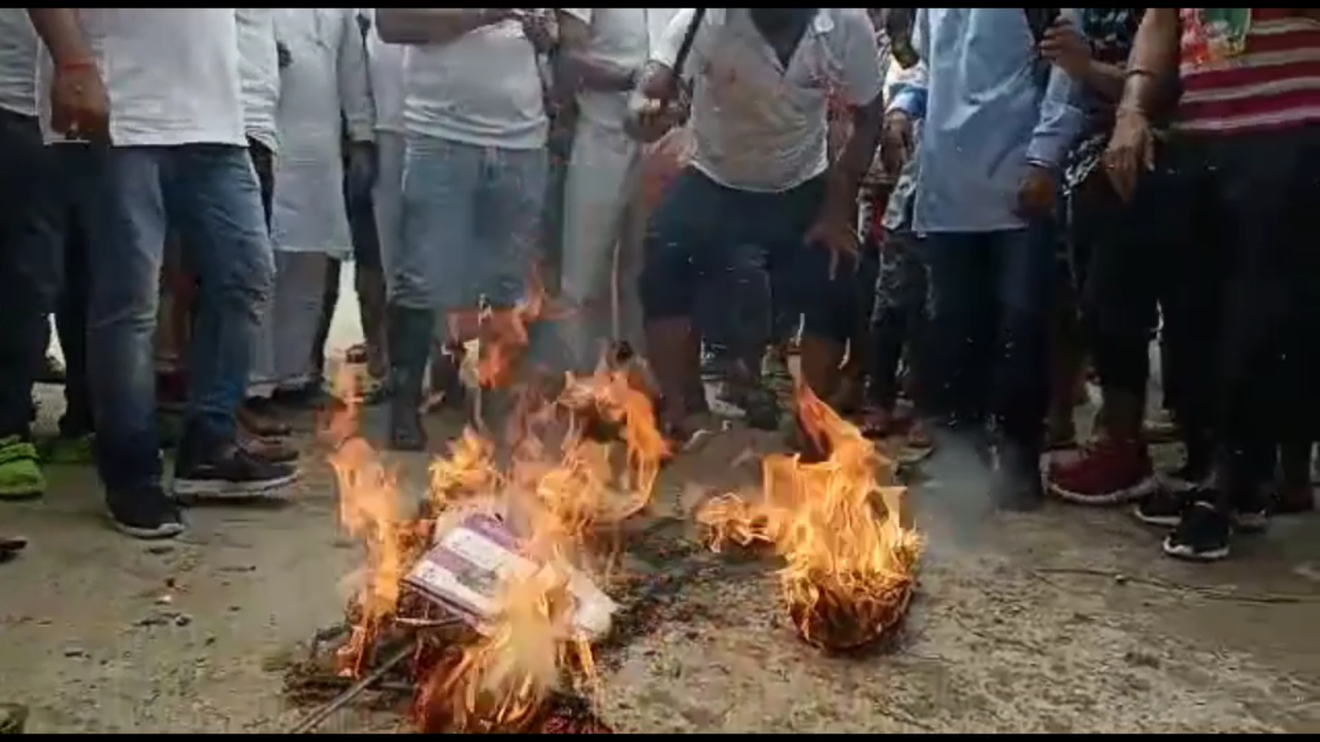 effigy of kejriwal burnt