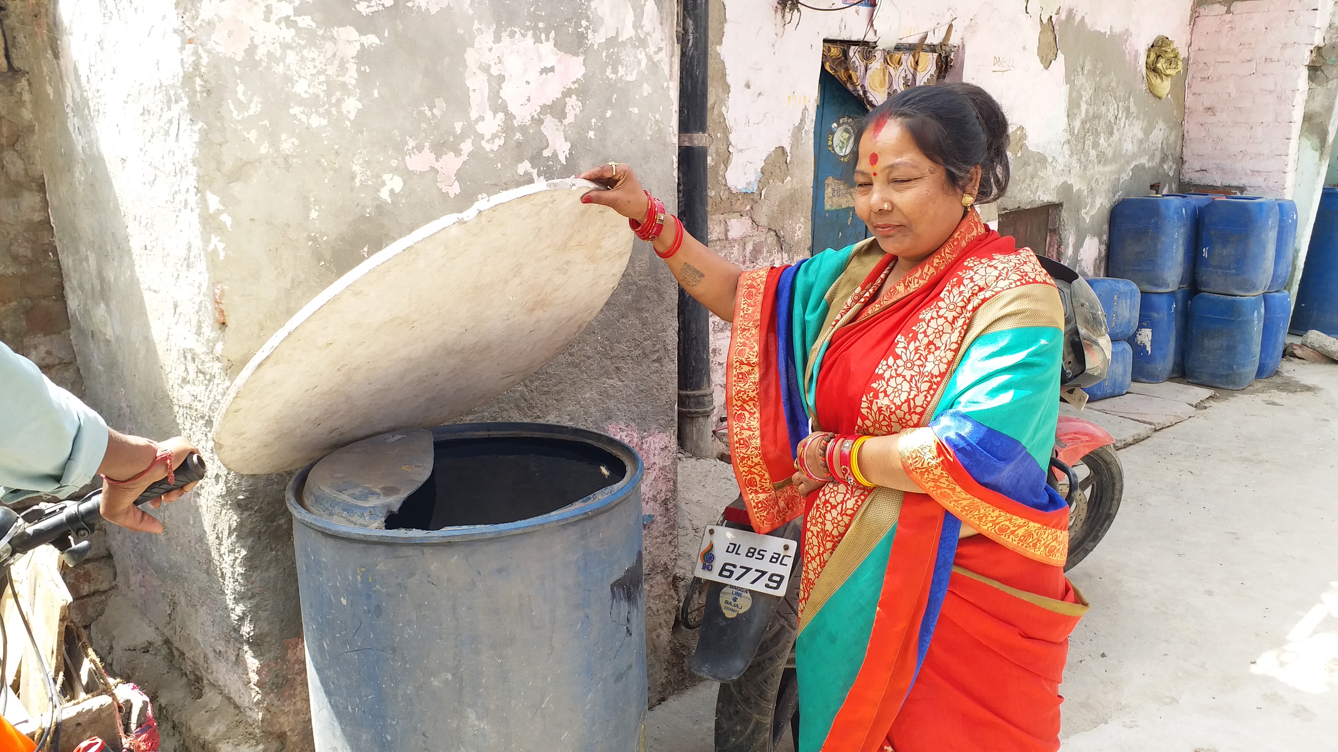 escape-without-water-coca-cola-comes-out-of-pipeline-in-swami-shraddhanand-colony-people-forced-to-sell-houses