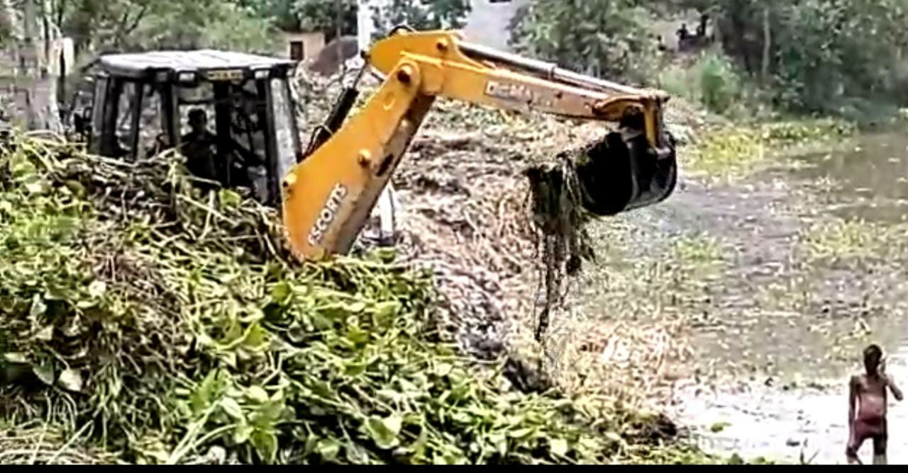 बदहाल यमुना की दिल्ली के वज़ीराबाद इलाक़े में सफ़ाई शुरू, घाटों को मुख्य धारा से जोड़ने की मांग