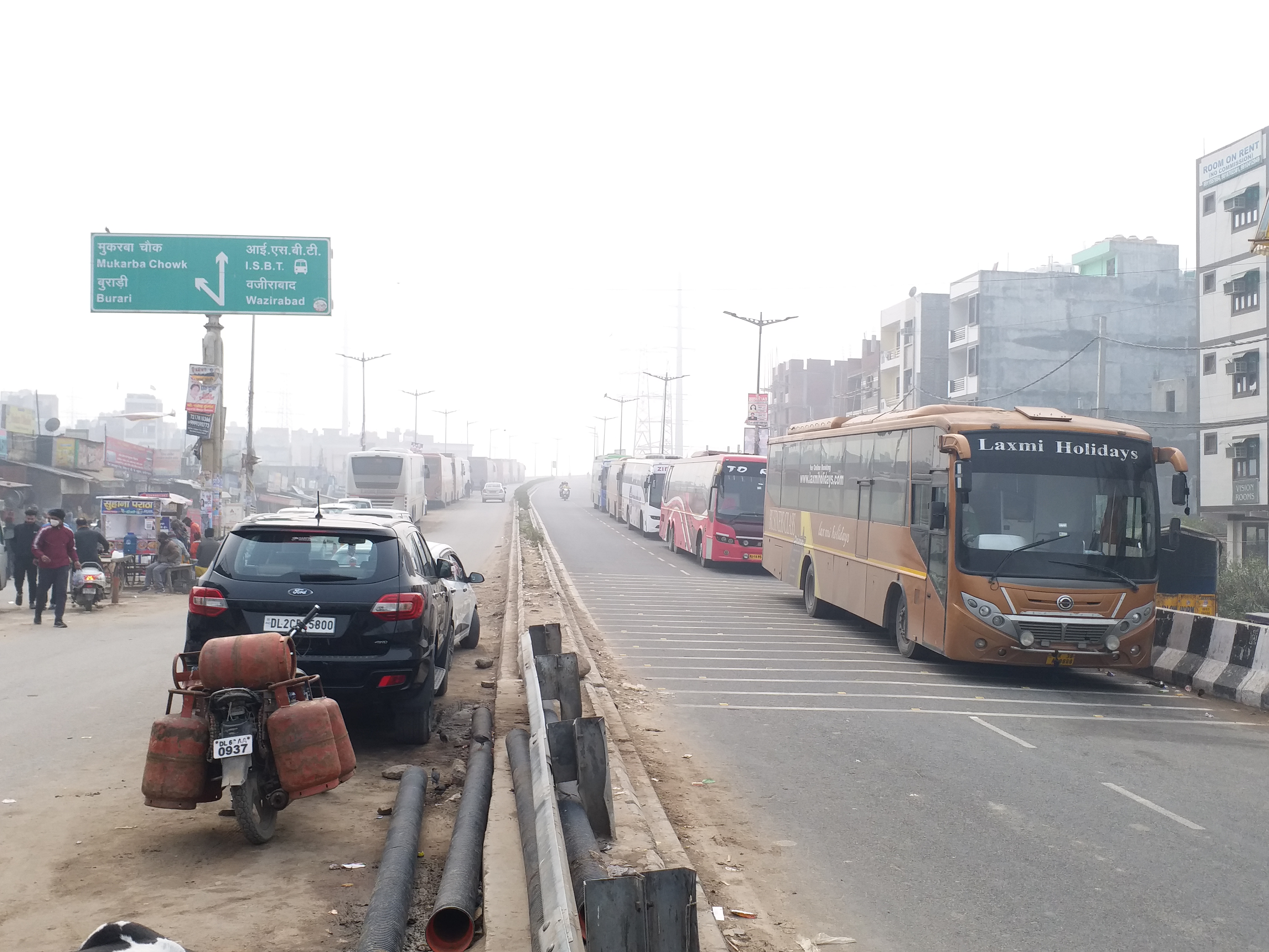 Illegal parking of buses on Wazirabad-Jagatpur flyover