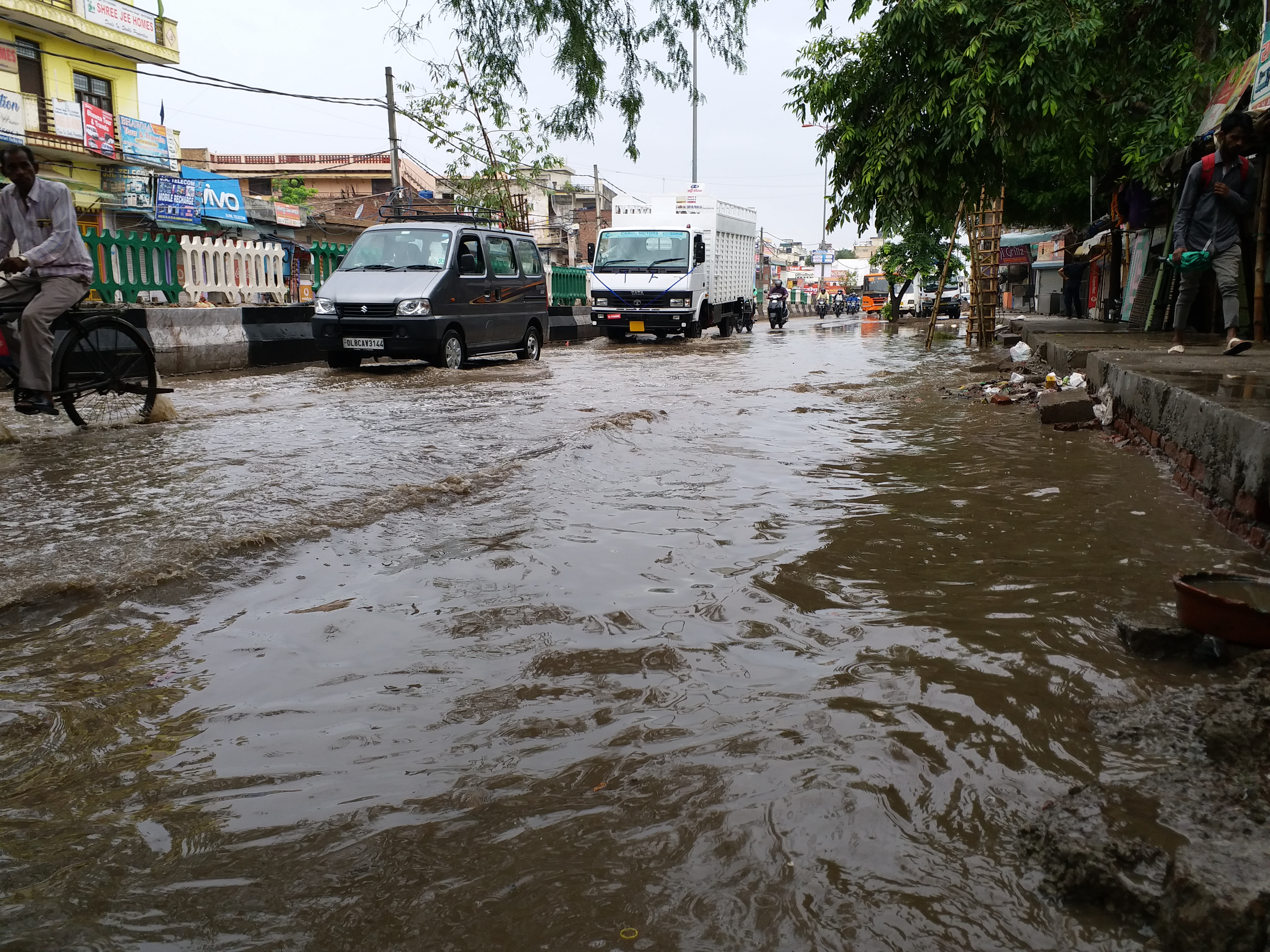 Waterlogging on Azadpur-Mukarba Chowk delhi