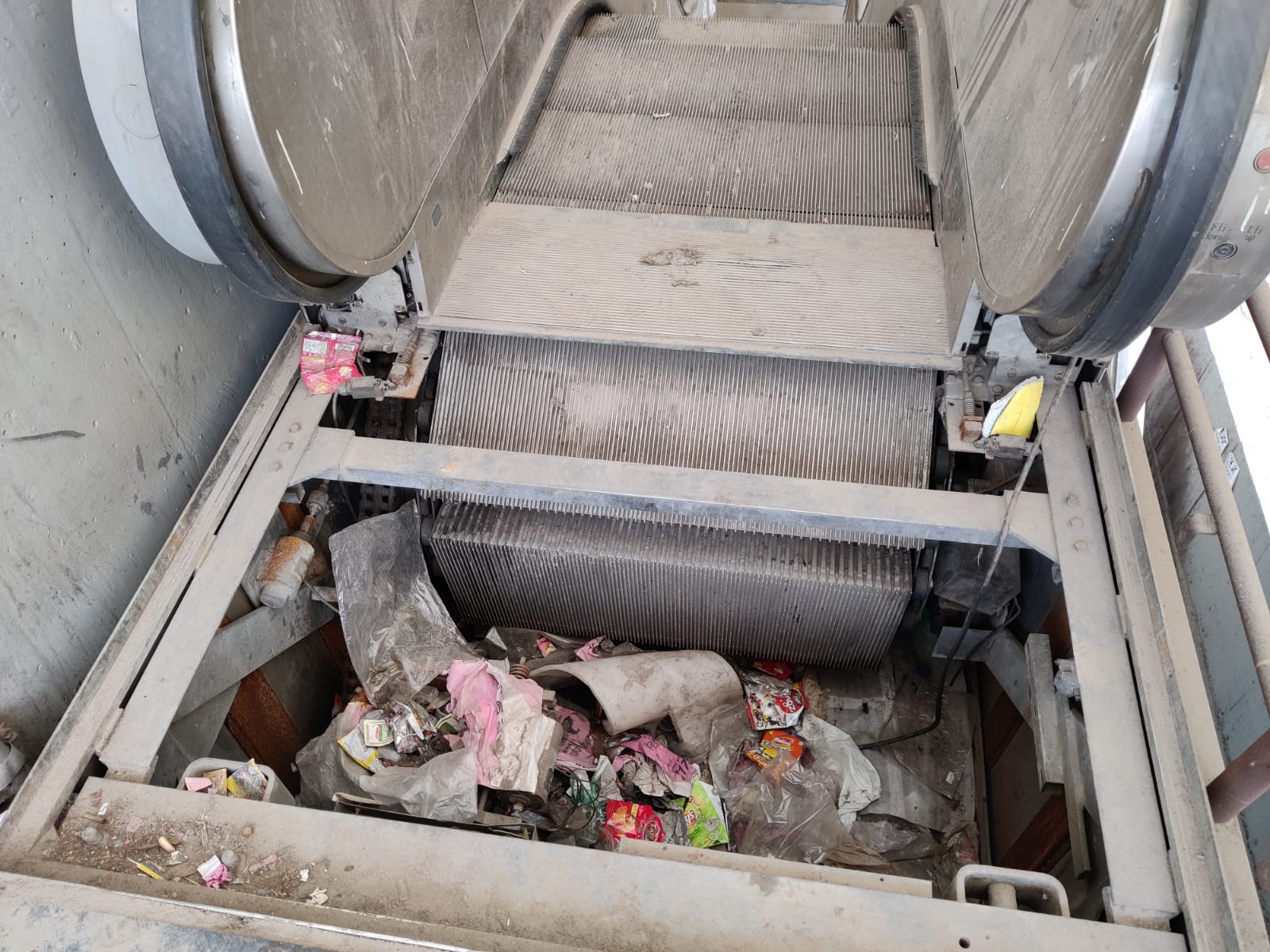 escalators of mukarba chowk flyover deteriorated for years