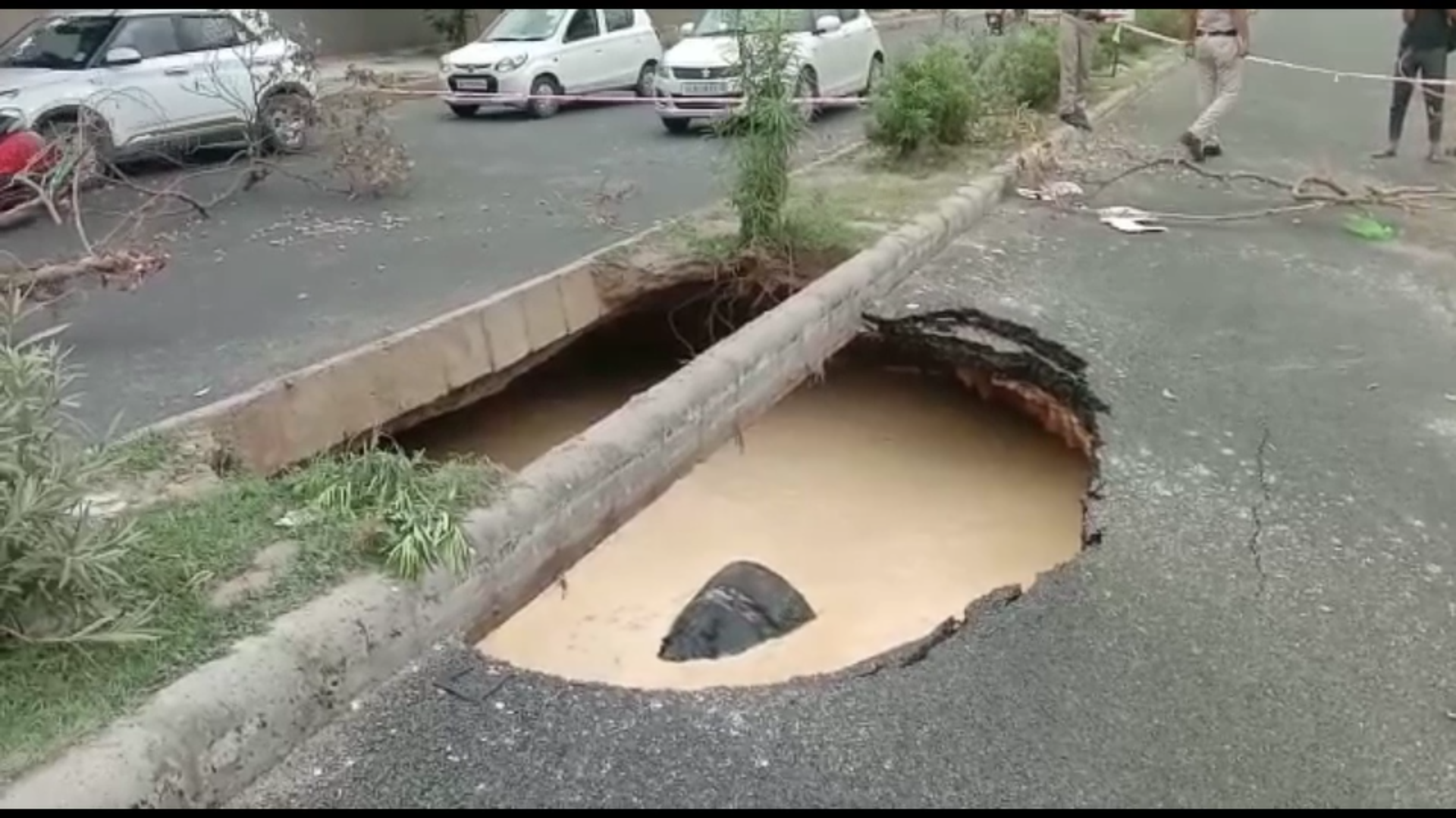 road collapsed in Rohini Sector 20