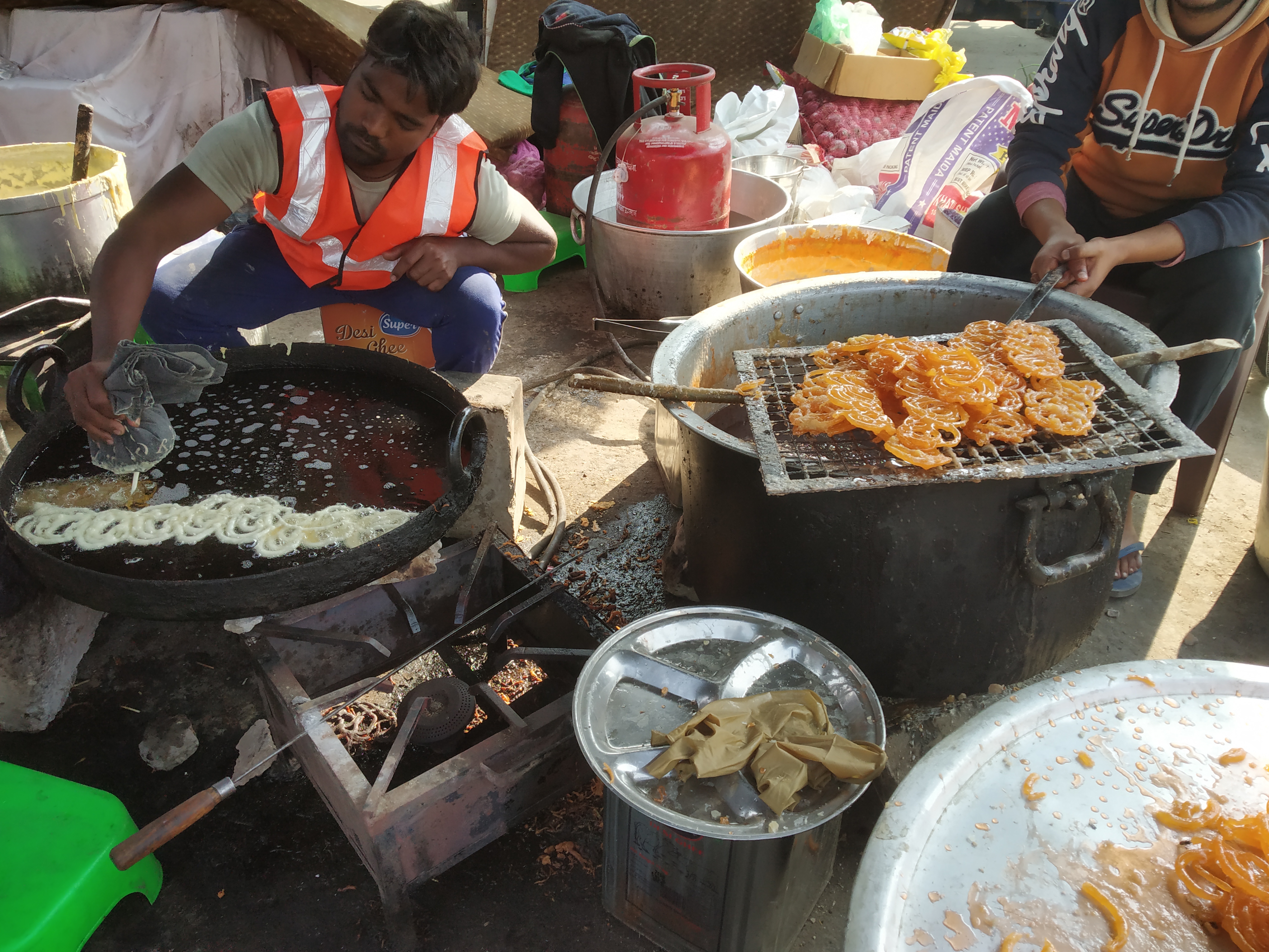 jalebis are being made with desi ghee at singhu border for farmers