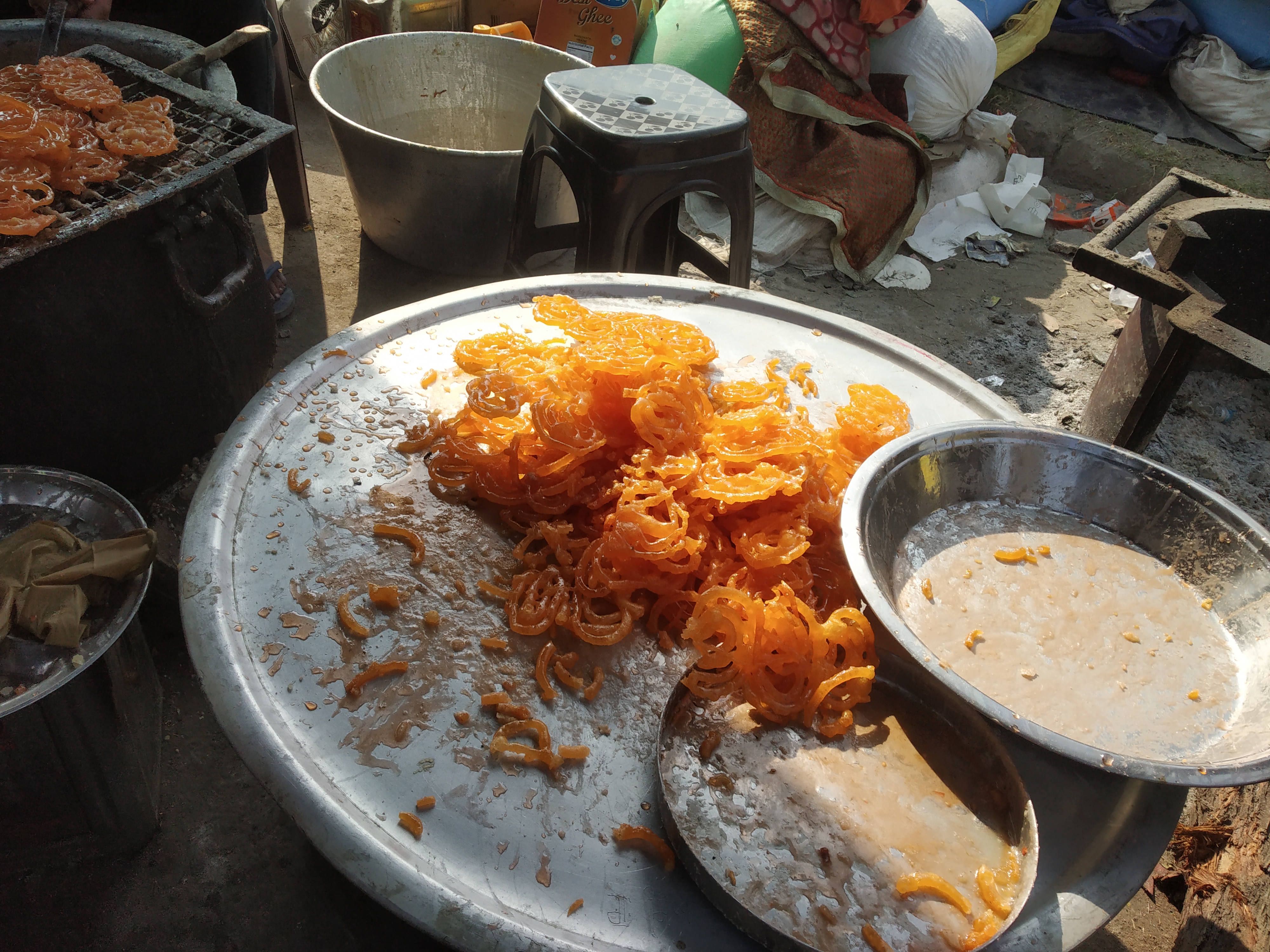 jalebis are being made with desi ghee at singhu border for farmers