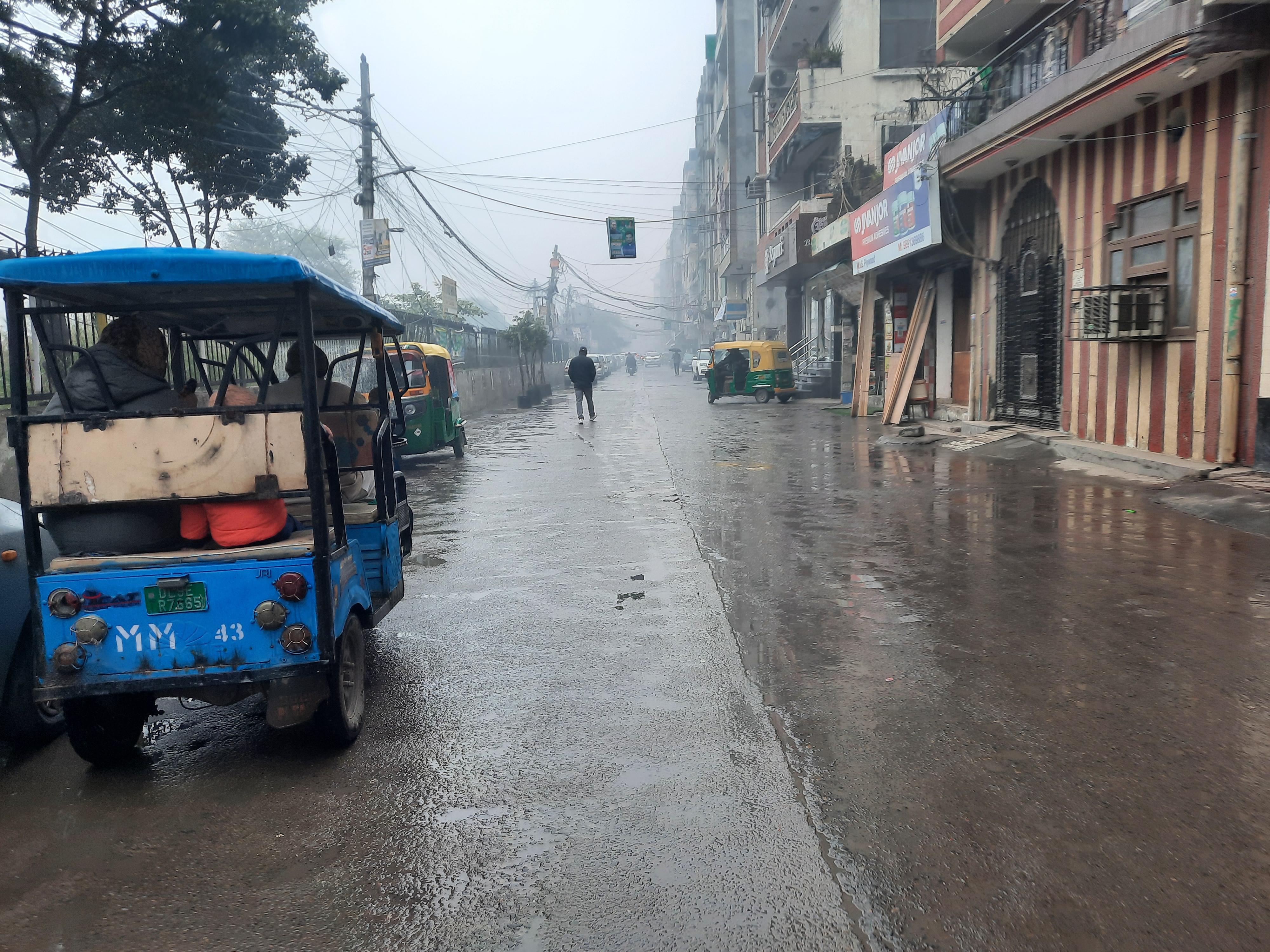 دہلی میں ہلکی بارش، ہوا کا معیار’انتہائی خراب‘ زمرے میں