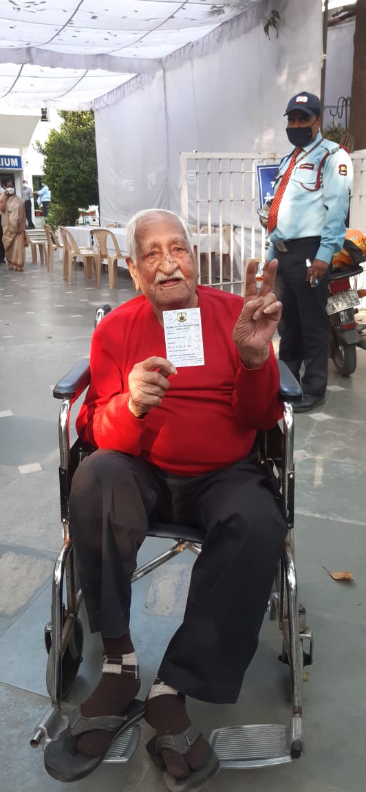 104 year old tulsidas chawla became the oldest man to vaccinate