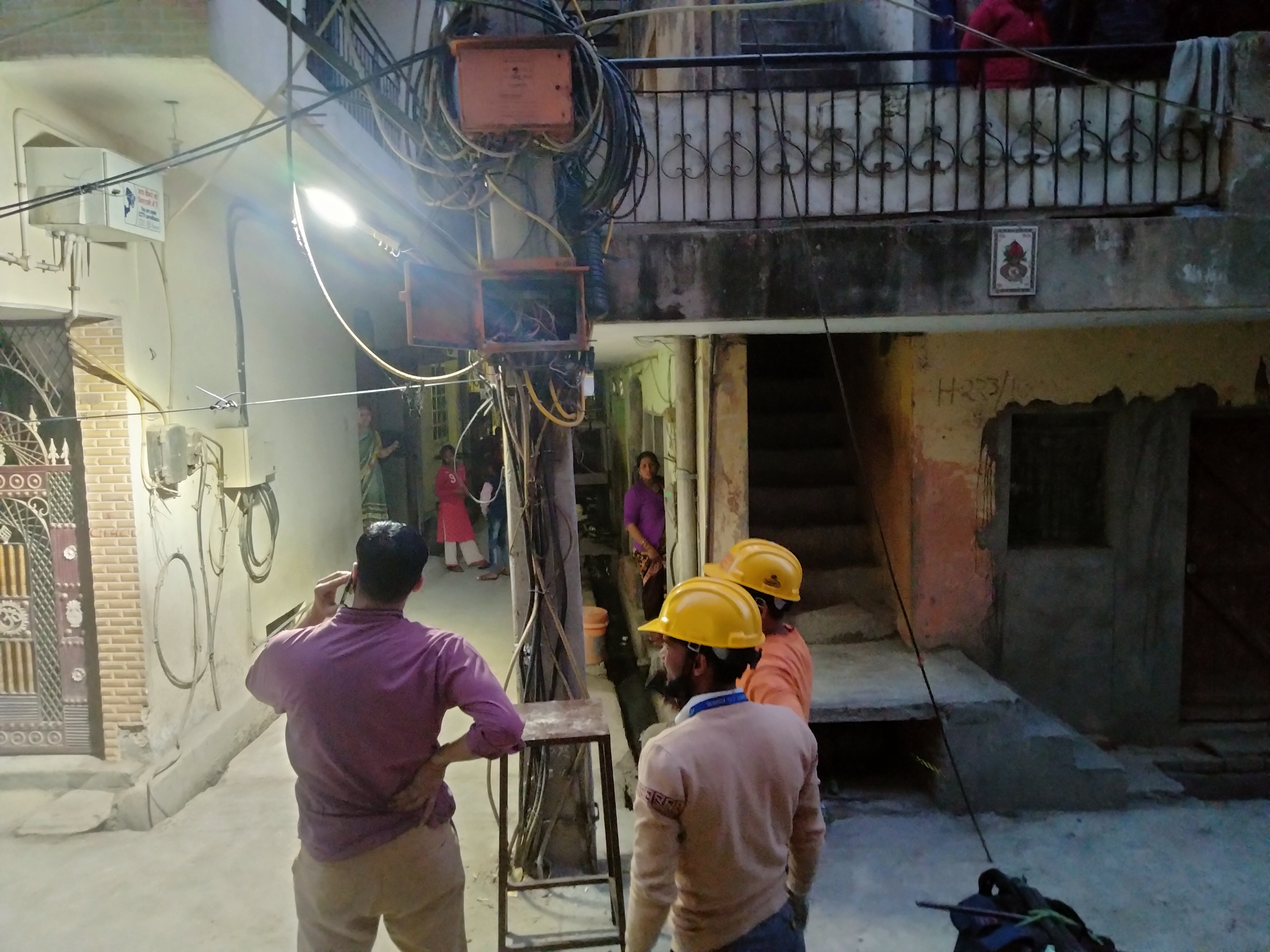 Pole caught fire due to overloading of mobile tower in Sangam Vihar cable ordered from common consumer