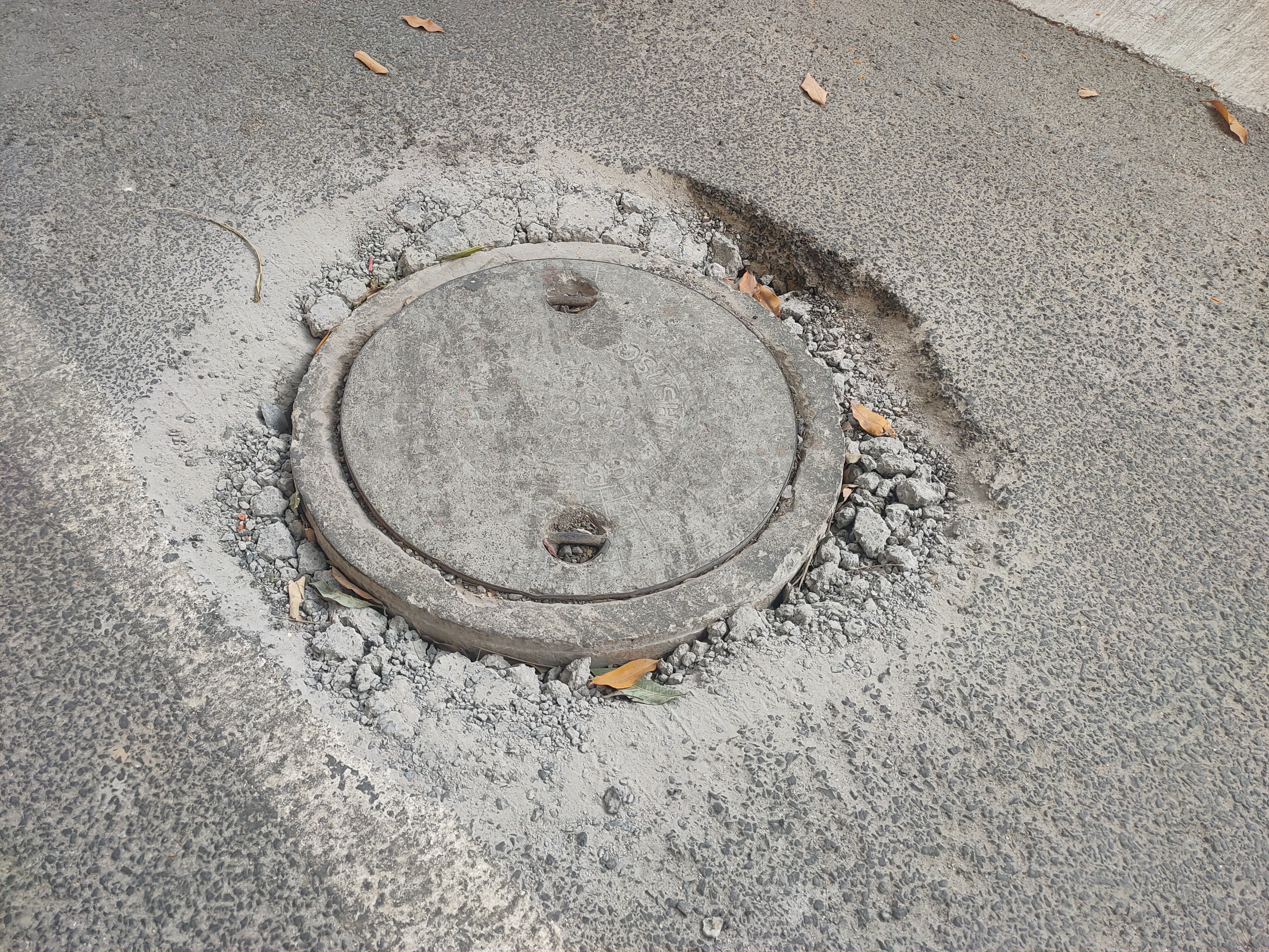 manhole of sewer broken in dilshad garden