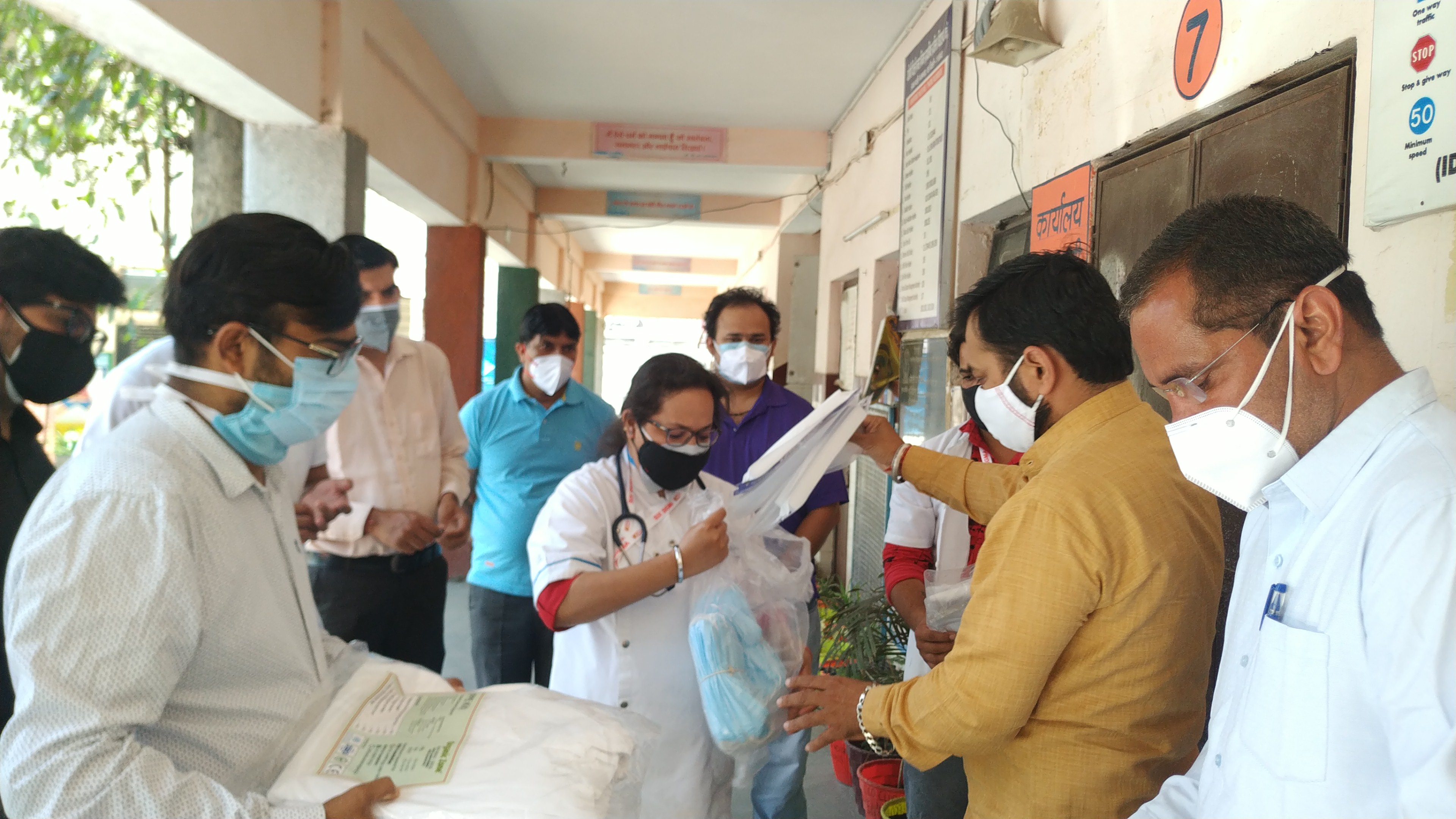 asra vriddhi ashram team offering anti corona kit to medical staff at isolation center in najafgarh of delhi