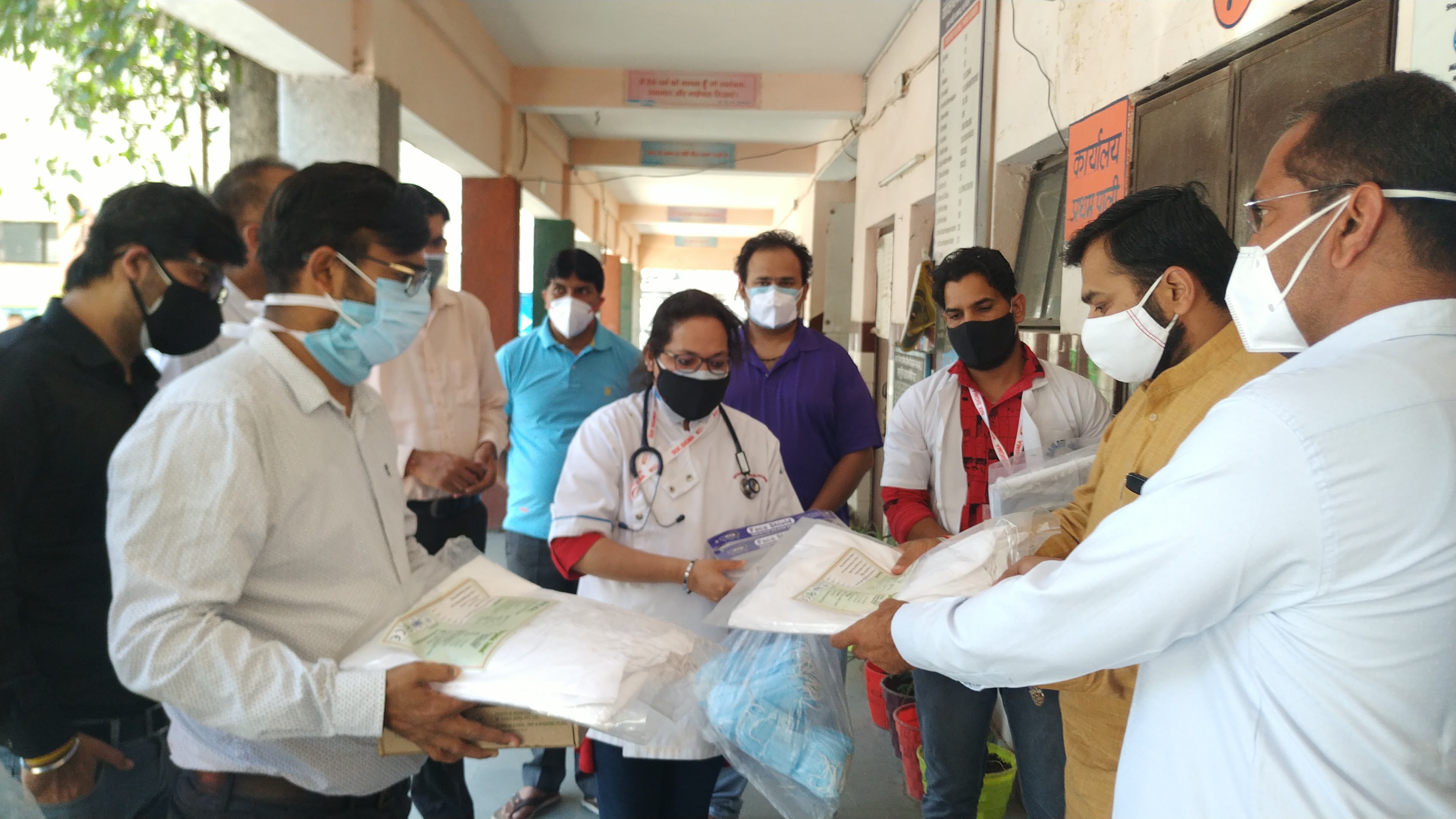 asra vriddhi ashram team offering anti corona kit to medical staff at isolation center in najafgarh of delhi