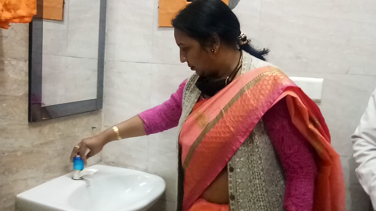 inspection of toilet done by councilor poonam jindal