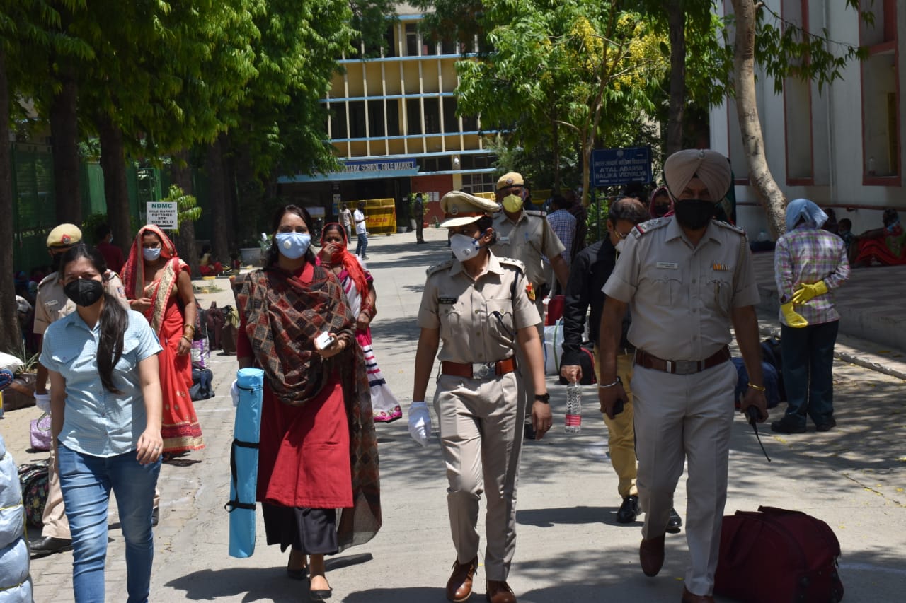 new delhi district police distributing sanitary pads