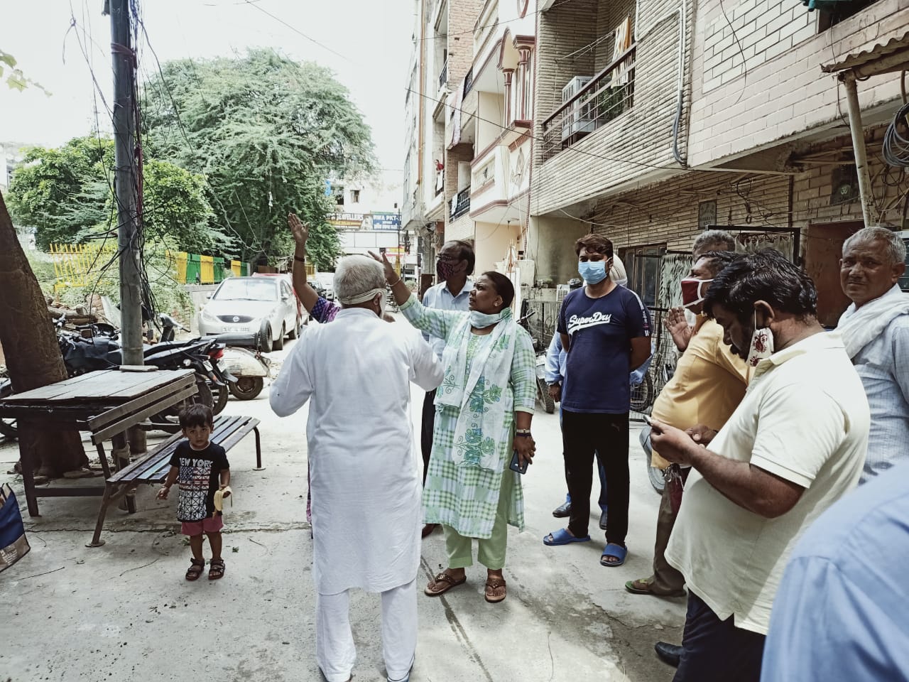 Municipal Councillor sunita kangra visit madipur area of west delhi during pandemic