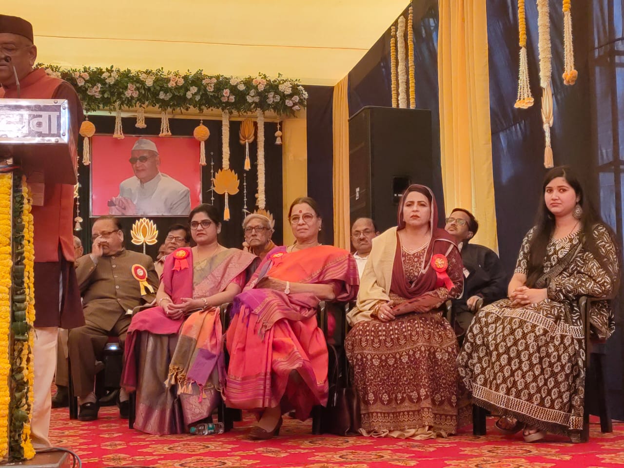 अतिथियों के साथ मंचासीन डॉ रंजना भदौरिया.