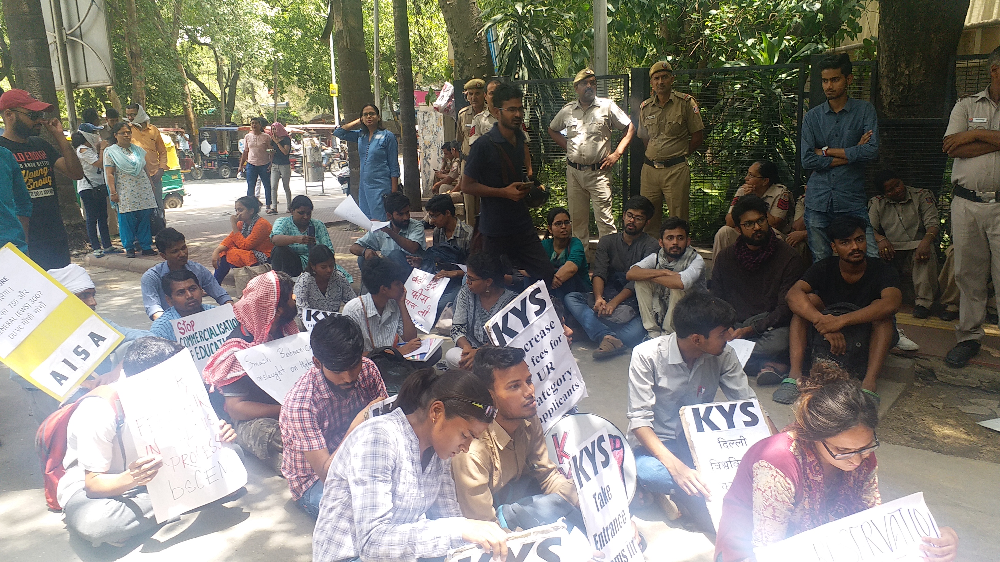 ews obc fees conflict du students doing protest