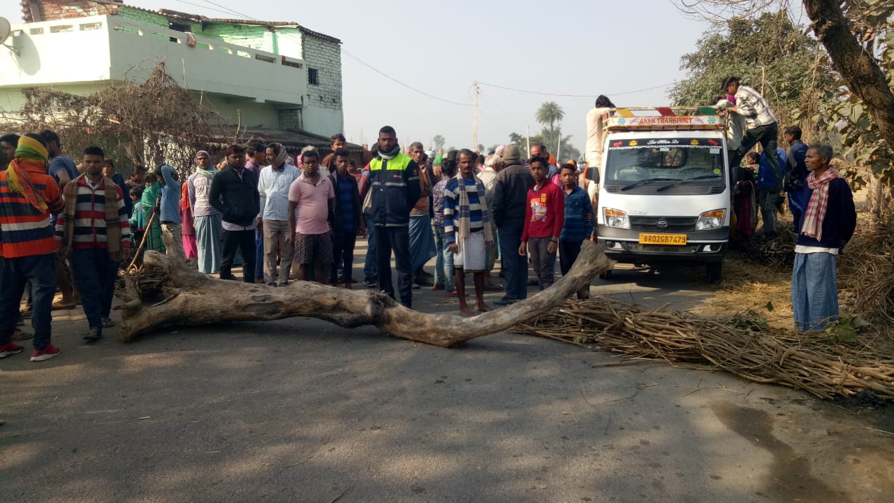 सड़क जाम करते लोग