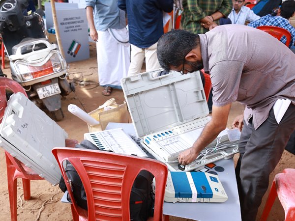 news today  ഇന്നത്തെ പ്രധാന വാര്‍ത്തകള്‍  local body election  ഒന്നാംഘട്ട തെരഞ്ഞെടുപ്പ്  മുഖ്യമന്ത്രി ഇന്ന് കണ്ണൂരിൽ  തെരഞ്ഞെടുപ്പ് സാമഗ്രികൾ  പാലാരിവട്ടം അഴിമതി  ഊരാളുങ്കൽ സൊസൈറ്റി  ഐ എസ് എല്ല്  isl  സൗത്ത് ആഫ്രിക്ക - ഇംഗ്ലണ്ട്