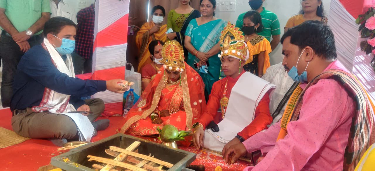 HIV couple gets married in Ganjam dist of Odisha, cm Naveen Blesses Couple