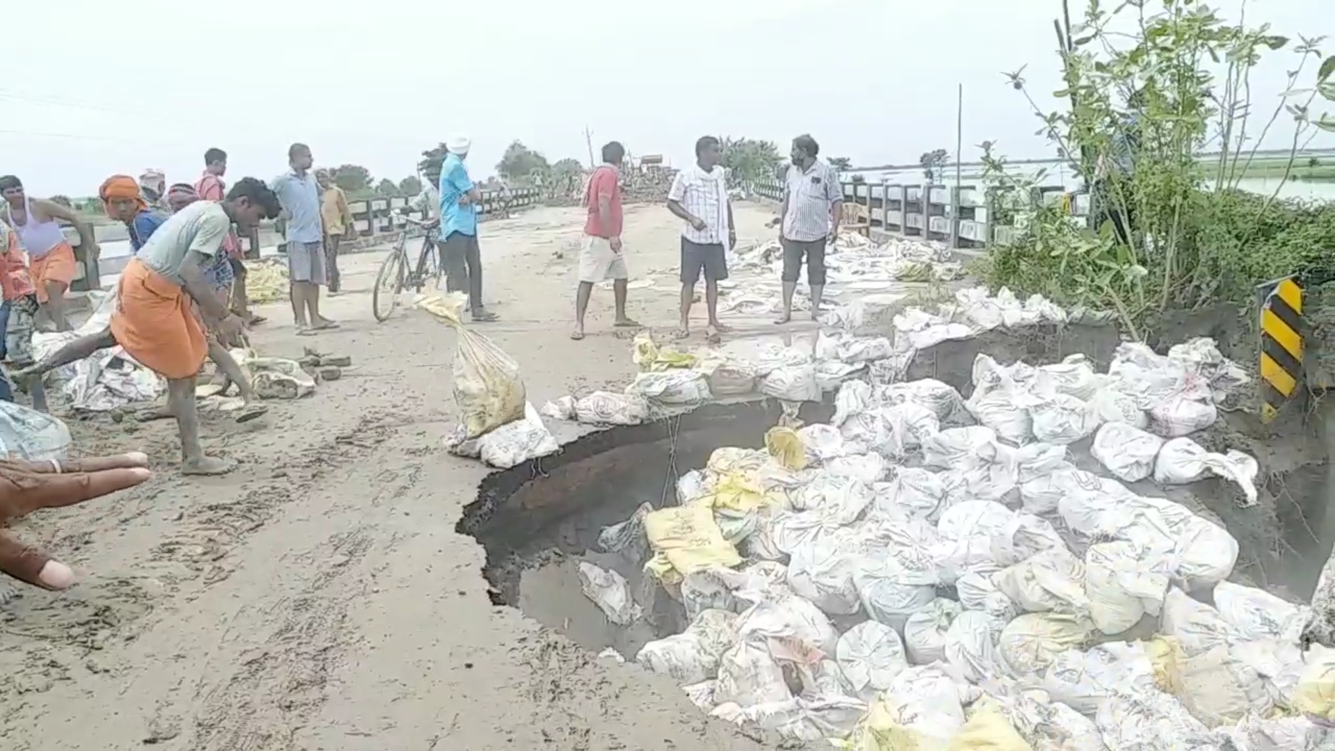 सैंड बैग से भरा जा रहा है अप्रोच पथ