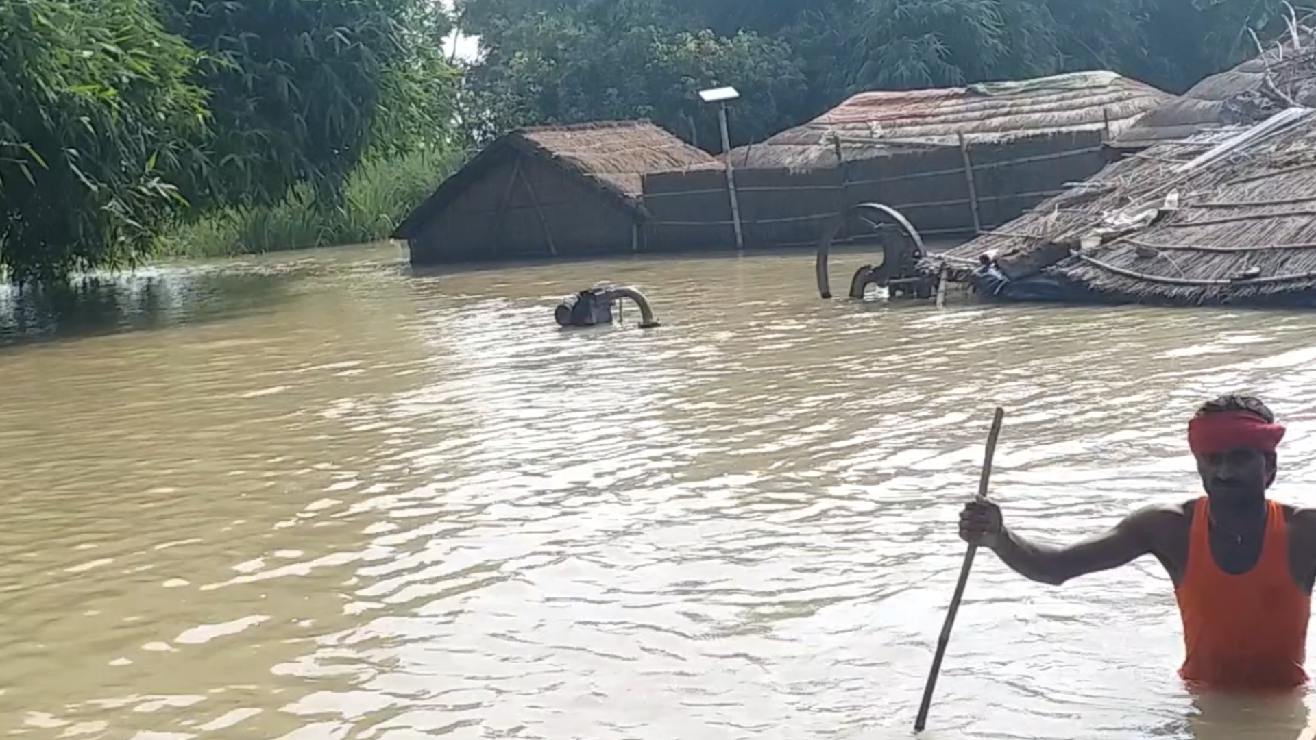 Bihar flood fury  Mangalpur Kala village  roof-to[ of hut  guard their belongings  villagers settled on the top of huts  champaran flood