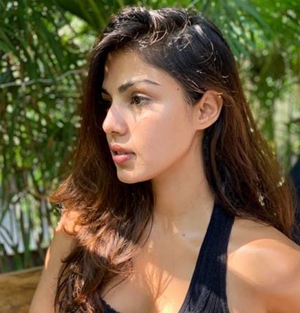 Rhea chakrabarty touched sushant's feet