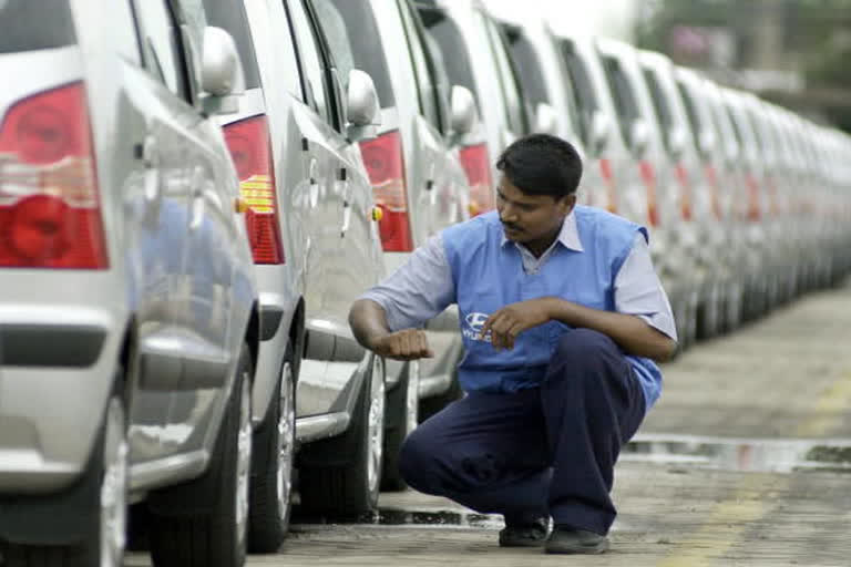 Auto sector likely to take four more years to recover FADA Vice President Vinkesh Gulati Auto sector Auto sector in India Federation of Automobile Dealers Associations impact of COVID on Indian auto industry Indian auto industry business news ஆட்டோமொபைல் துறை குறித்து ஃபாடா துணைத் தலைவர் பேட்டி ஆட்டோமொபைல் துறை இந்திய ஆட்டோமொபைல் துறை கோவிட்-19க்கு பிந்தைய ஆட்டோமொபைல் துறை இந்திய ஆட்டோமொபைல் டீலர்ஸ் சங்கங்ம் விங்கேஷ் குலாட்டி