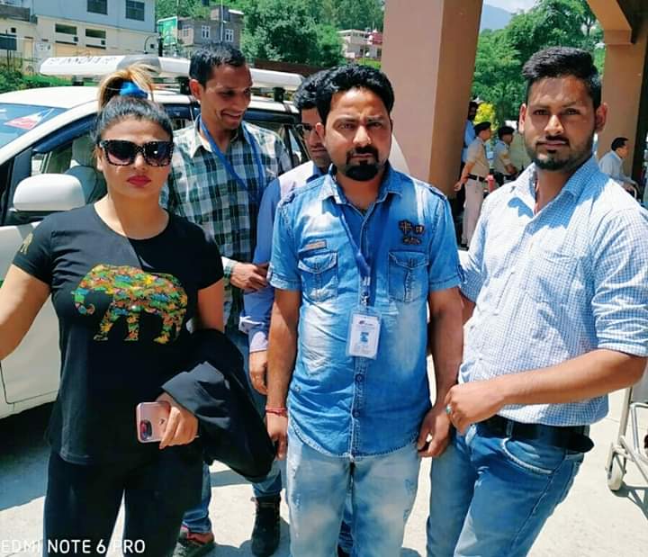 Bollywood Actress Rakhi Sawant return to mumbai