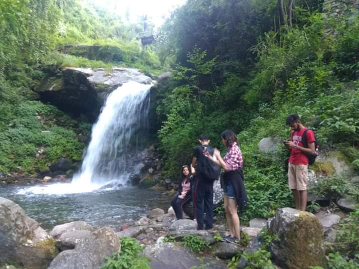 tourists visiting tirthan valley of kullu